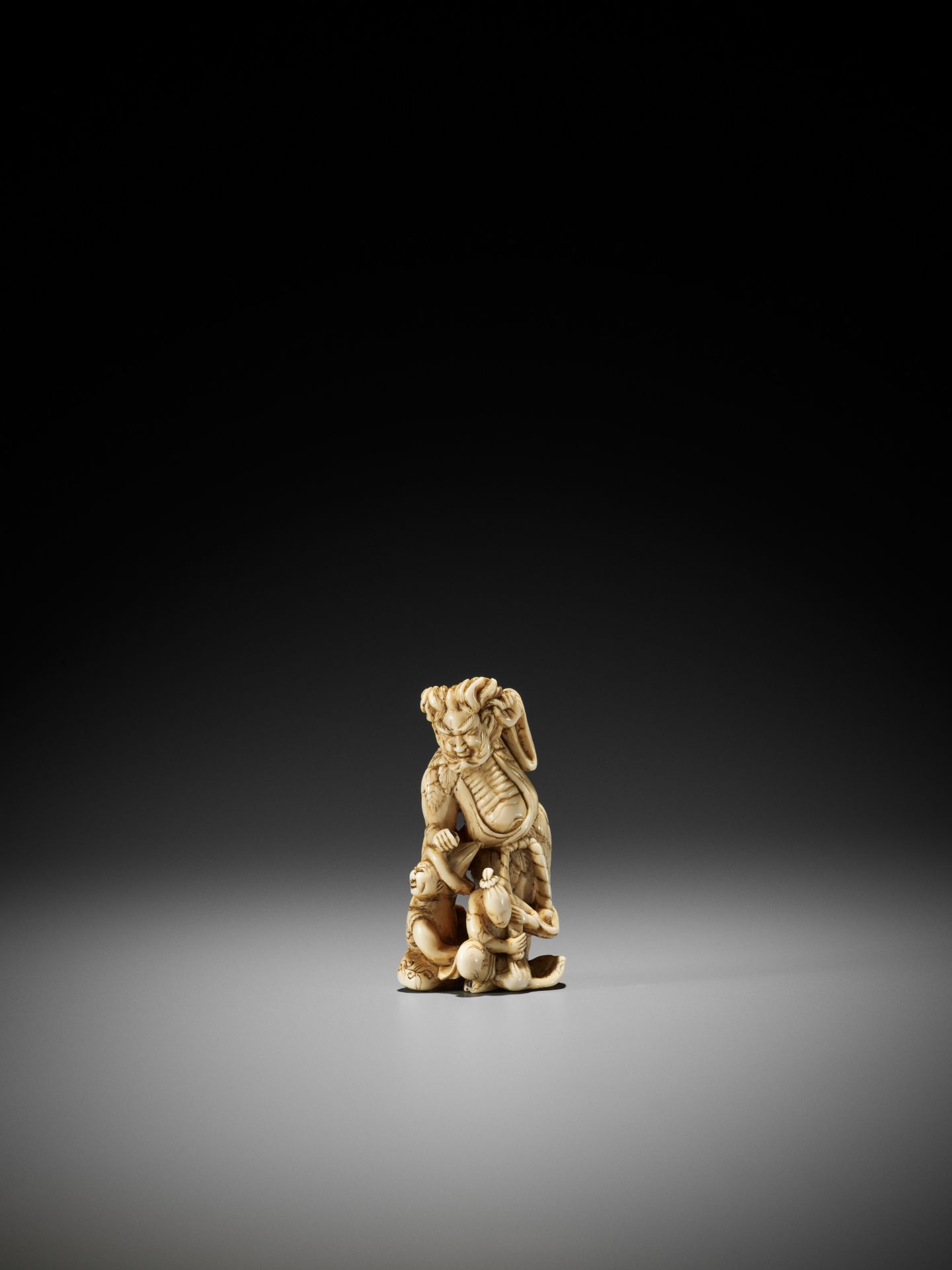 A RARE AND UNUSUAL IVORY NETSUKE OF A SENNIN AND TWO ATTENDANTS - Image 4 of 11