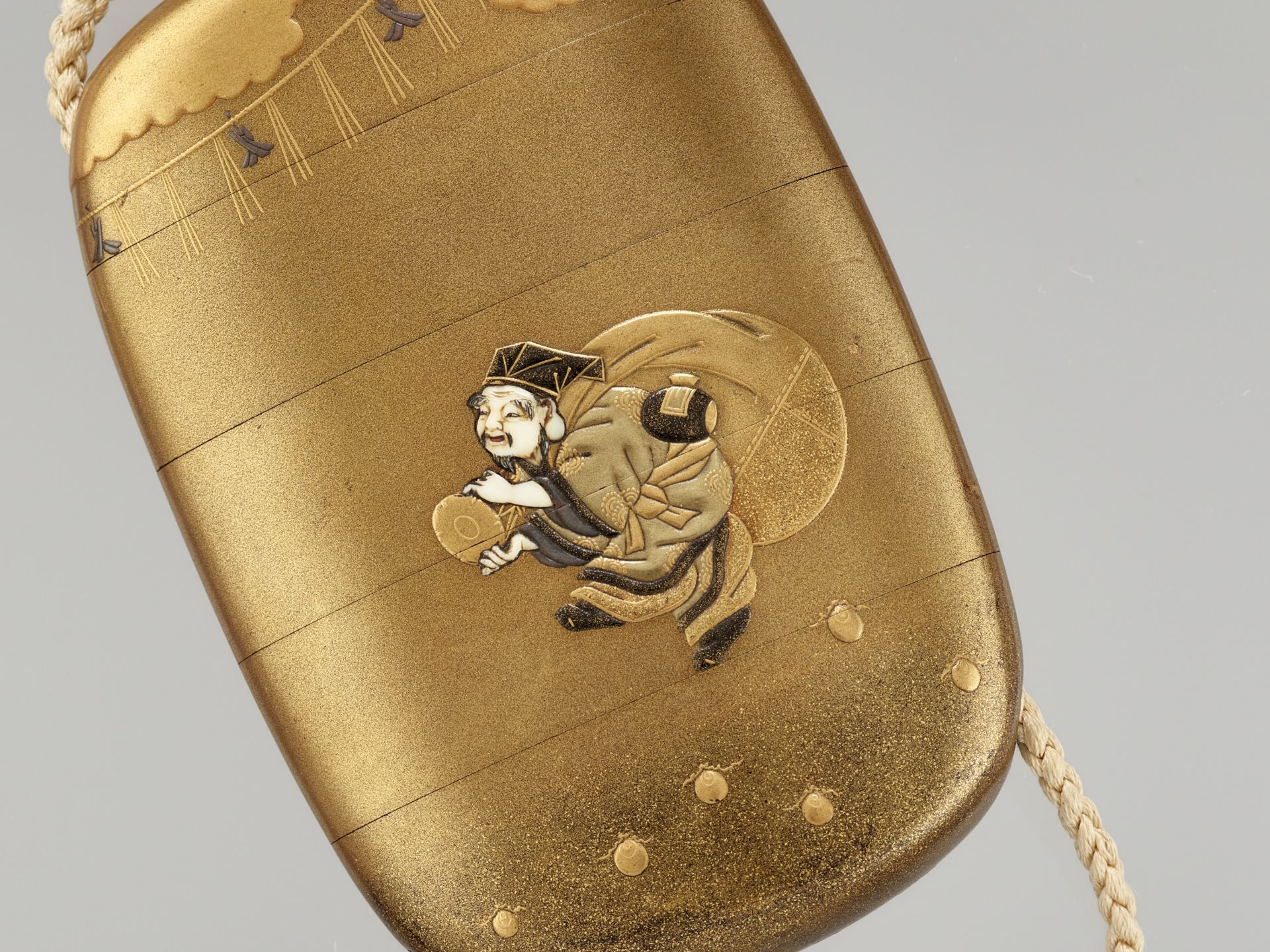 KAJIKAWA: A GOLD-LACQUER FOUR-CASE INRO DEPICTING EBISU AND DAIKOKU - Bild 3 aus 9