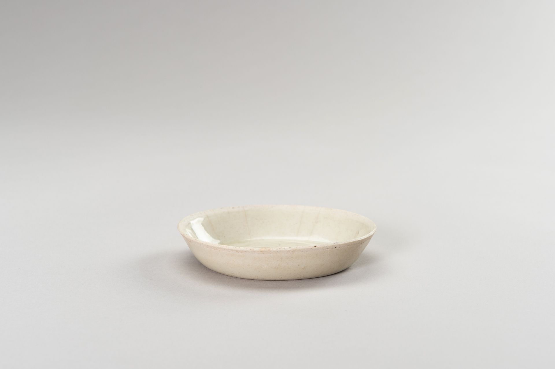 A SMALL QINGBAI 'PEONY' PORCELAIN DISH - Image 10 of 10