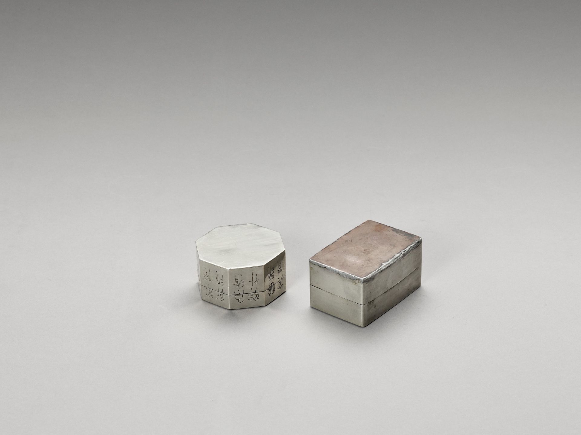 TWO SILVERED METAL INK STONE BOXES, LATE QING TO REPUBLIC - Bild 3 aus 5