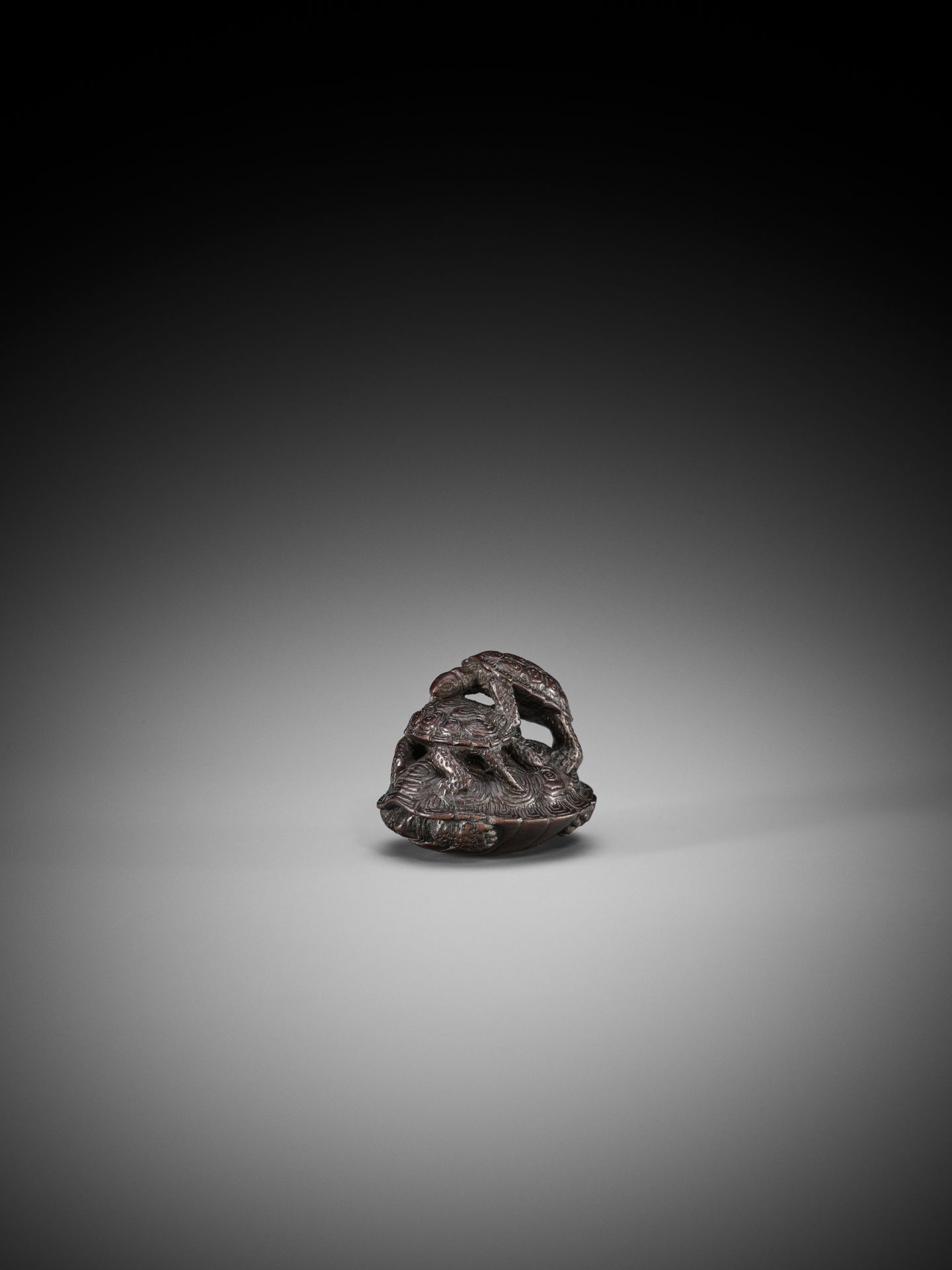 A WOOD NETSUKE OF A THREE TURTLES IN A PYRAMID - Image 5 of 8