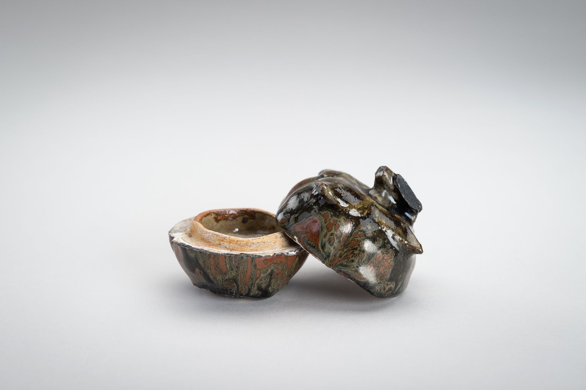 A GROUP OF FOUR SMALL GLAZED CERAMIC ITEMS - Image 10 of 16