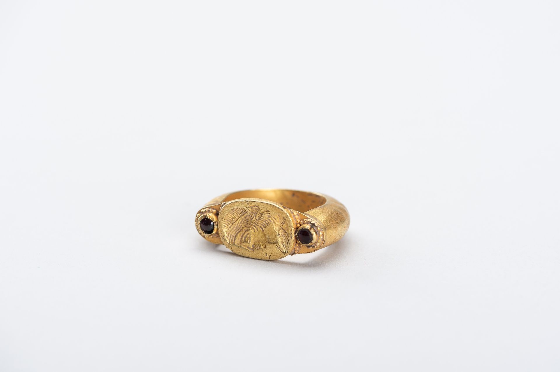 A BACTRIAN INTAGLIO SEAL GOLD RING - Image 7 of 11