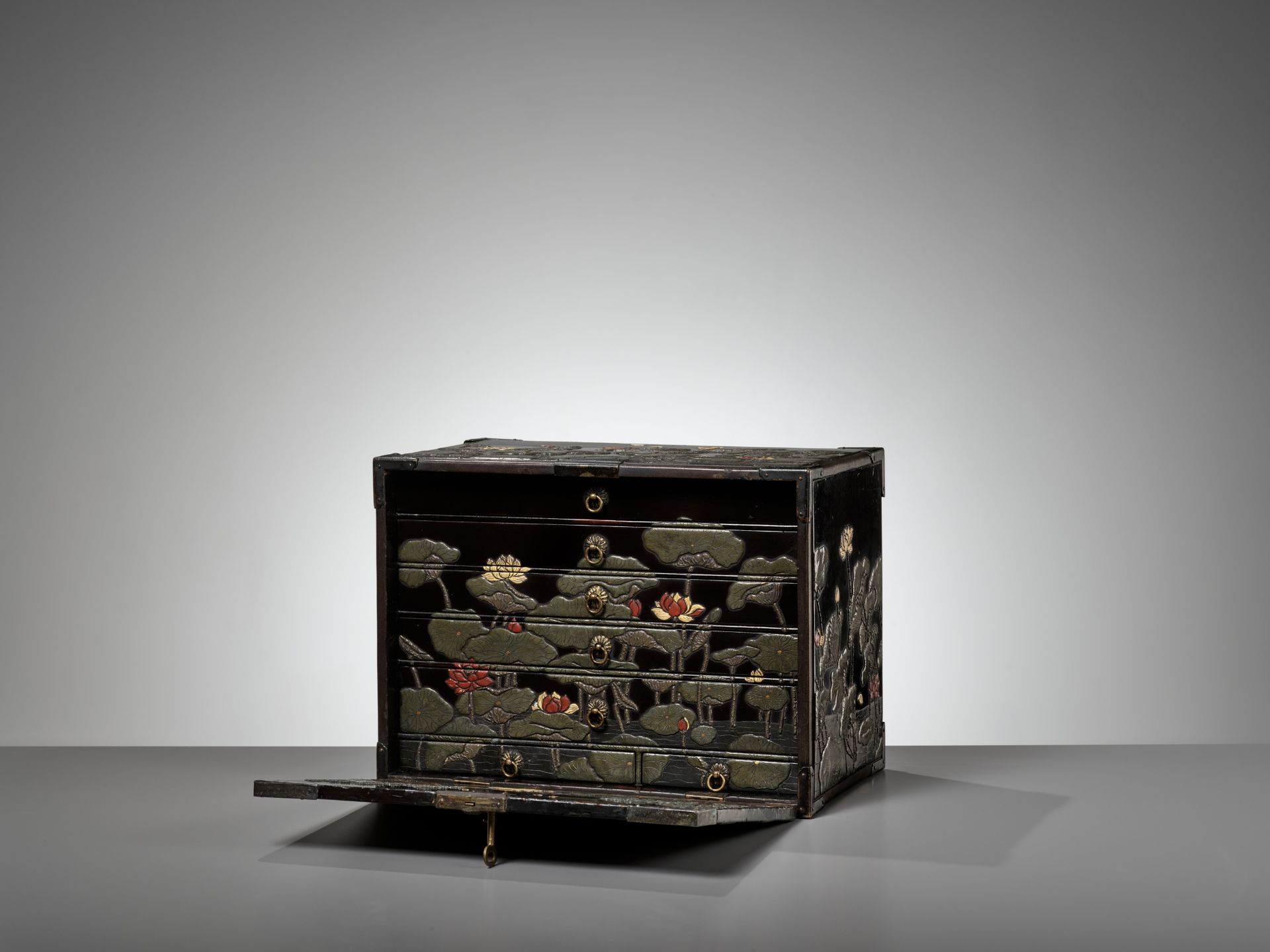 A RITSUO STYLE CERAMIC-INLAID AND LACQUERED WOOD KODANSU (CABINET) WITH A LOTUS POND AND EGRETS - Image 4 of 14