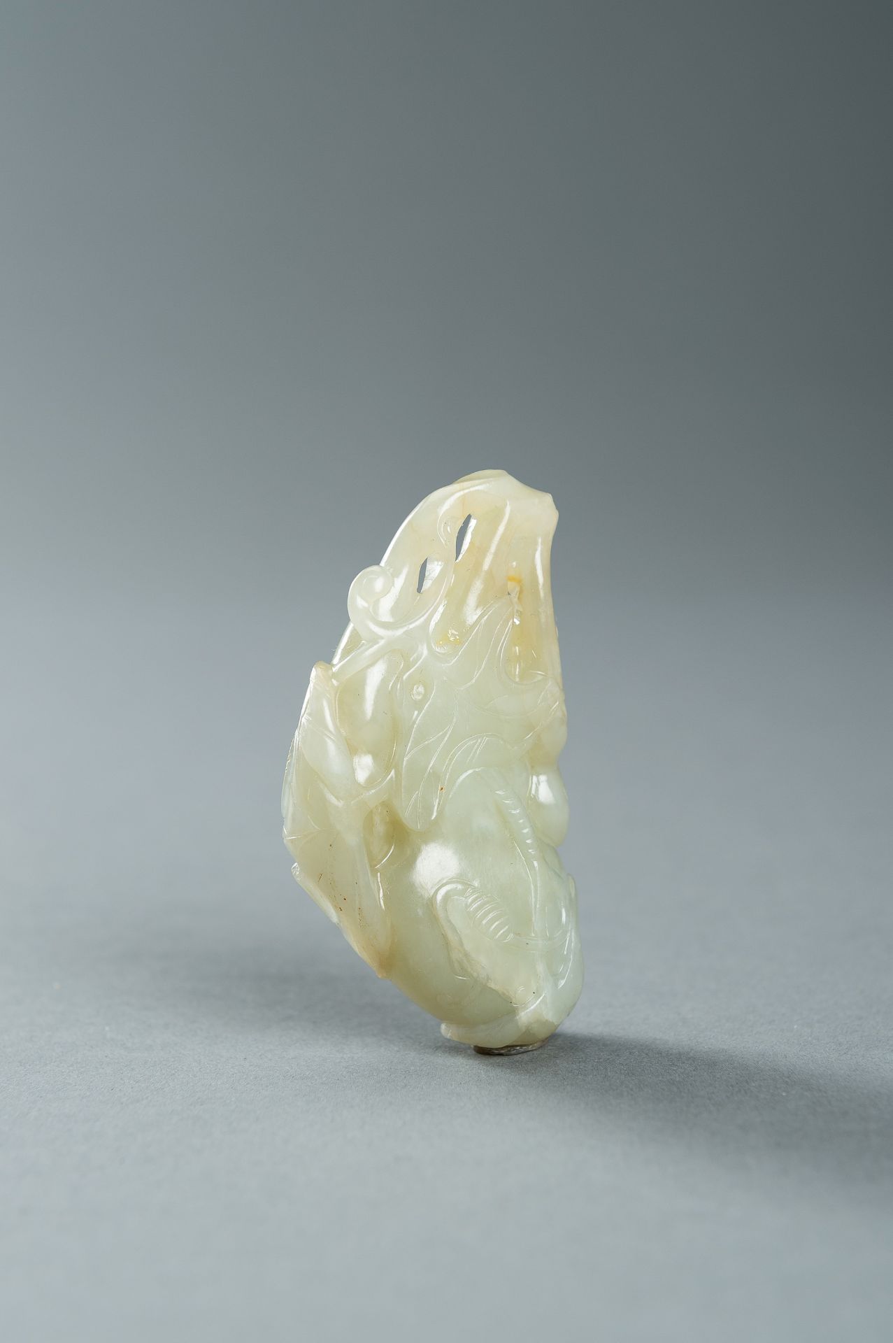 A PALE CELADON JADE PENDANT DEPICTING DOUBLE GOURDS - Bild 8 aus 12