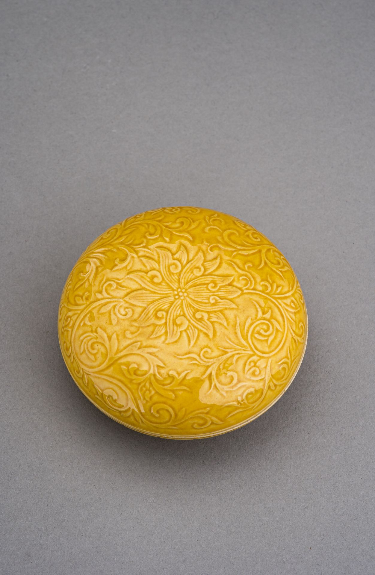 A YELLOW GLAZED PORCELAIN BOX AND COVER, c. 1920s - Image 6 of 9