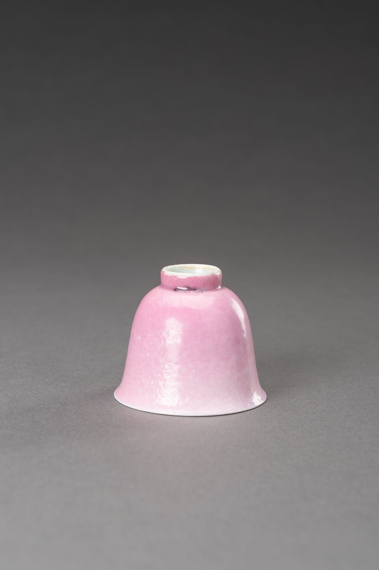 A KANGXI STYLE PINK GLAZED PORCELAIN CUP, 1900s - Bild 7 aus 11