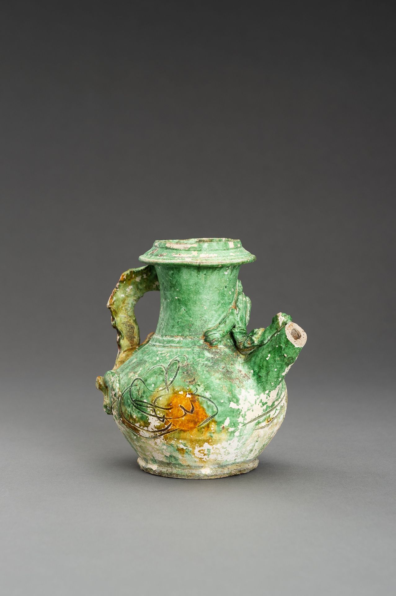 A MIXED LOT WITH FOUR CERAMIC VESSELS - Image 2 of 10