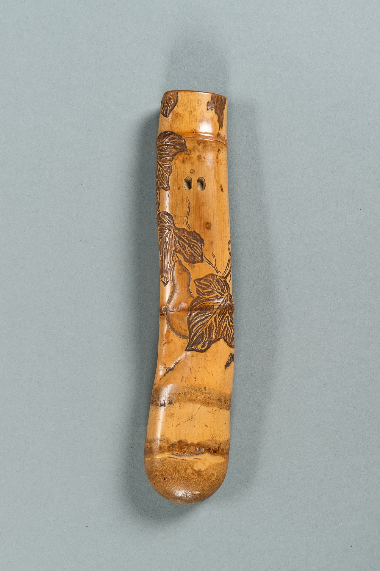 A BAMBOO KISERUZUTSU DEPICTING A GOURD AND LEAVES, EDO - Bild 5 aus 8