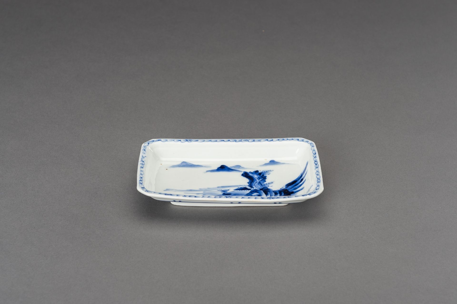 A SMALL BLUE AND WHITE 'MOUNTAIN AND RIVER' PORCELAIN TRAY, 19th CENTURY - Image 4 of 10