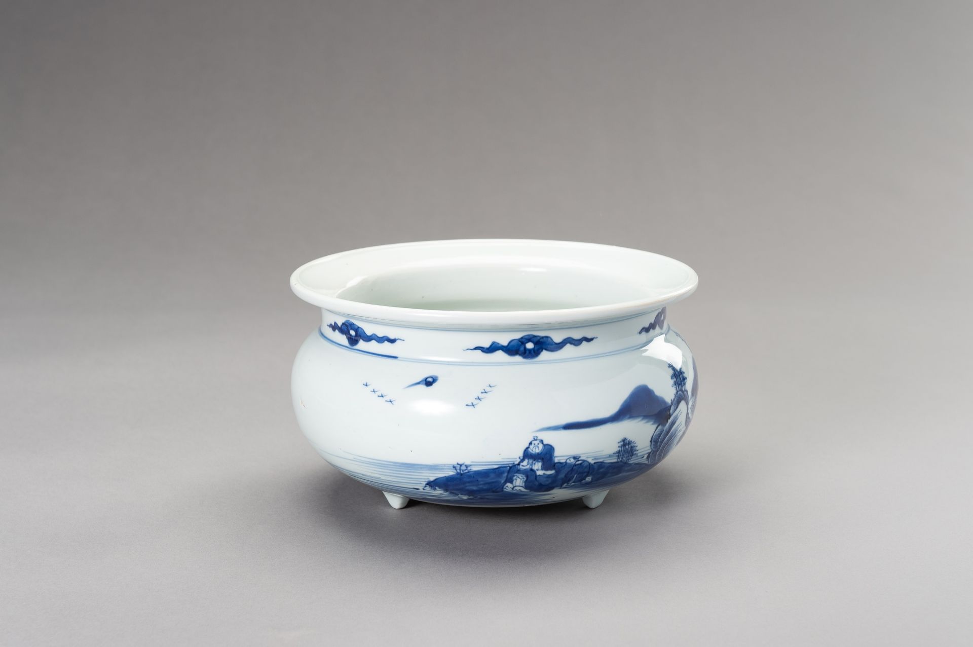 A LARGE BLUE AND WHITE TRIPOD CENSER, QING DYNASTY - Bild 4 aus 13