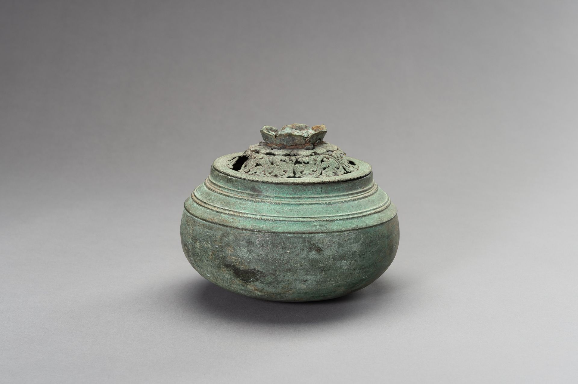 A JAVANESE BRONZE INCENSE BURNER AND COVER - Image 2 of 12