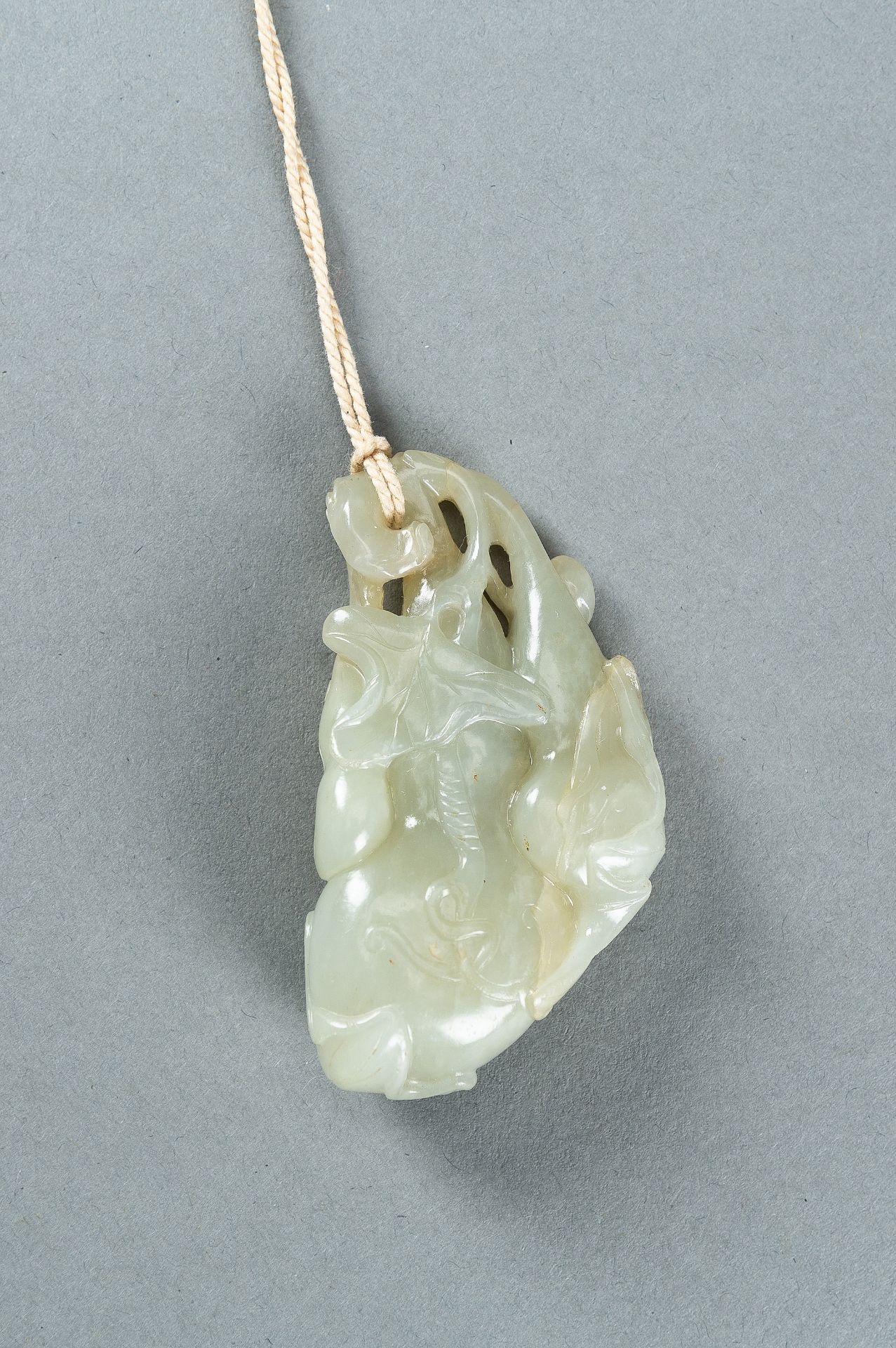 A PALE CELADON JADE PENDANT DEPICTING DOUBLE GOURDS - Image 9 of 12