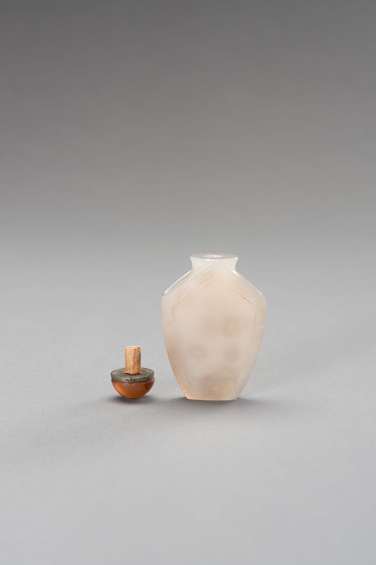 AN AGATE SNUFF BOTTLE, QING - Image 9 of 11