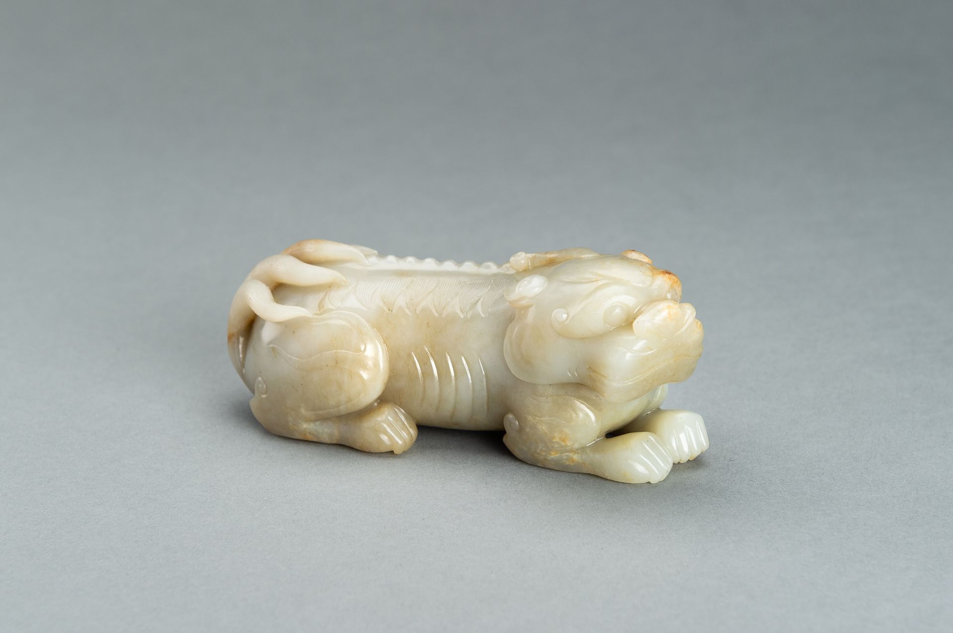 A PALE CELADON JADE 'BIXIE' CARVING - Image 16 of 16
