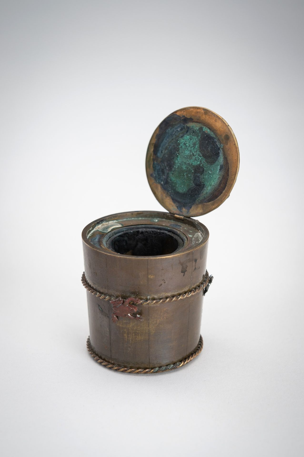 A FINE BRONZE DISH AND A MIXED METAL INKWELL WITH UNDERWATER DECOR, MEIJI - Bild 14 aus 18
