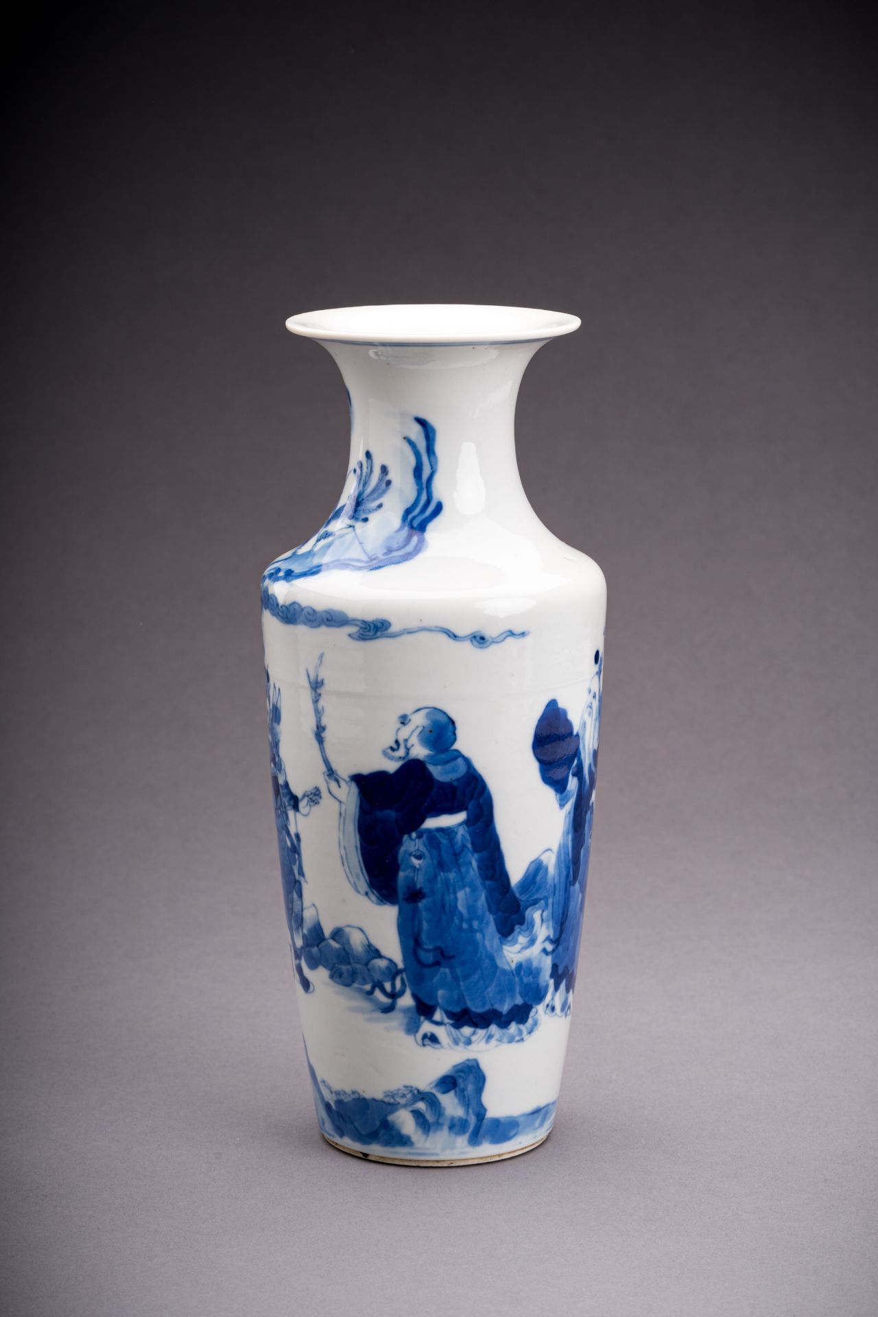 A BLUE AND WHITE PORCELAIN VASE, LATE QING DYNASTY - Bild 2 aus 8