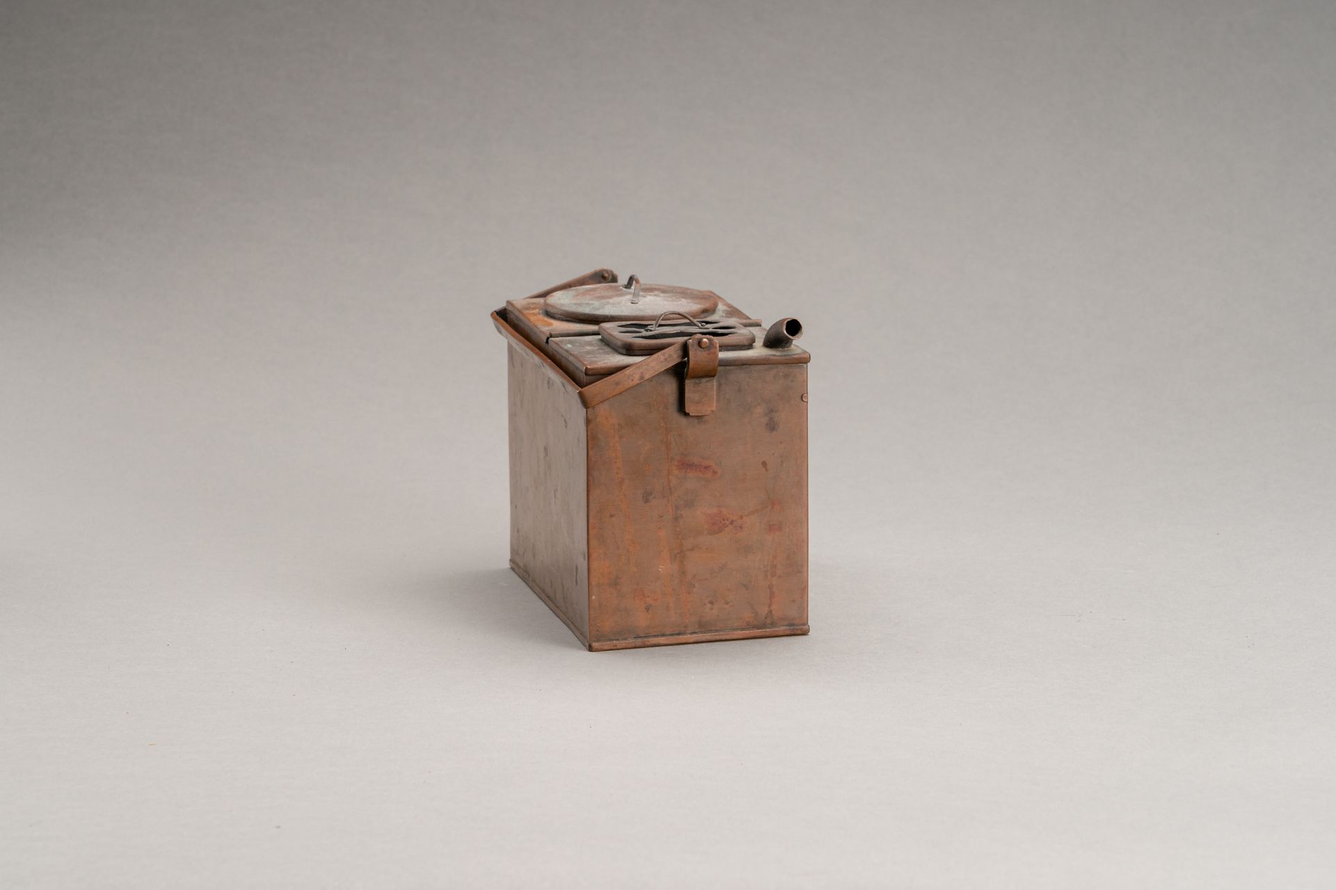 A WOODEN CHEST WITH DRAWERS AND A COPPER SAKE WARMER 'KANDOUKO', 19th CENTURY - Bild 20 aus 28