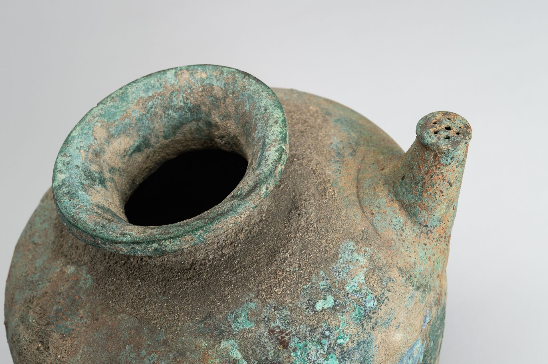 A HAN STYLE BRONZE POURING VESSEL - Bild 5 aus 14