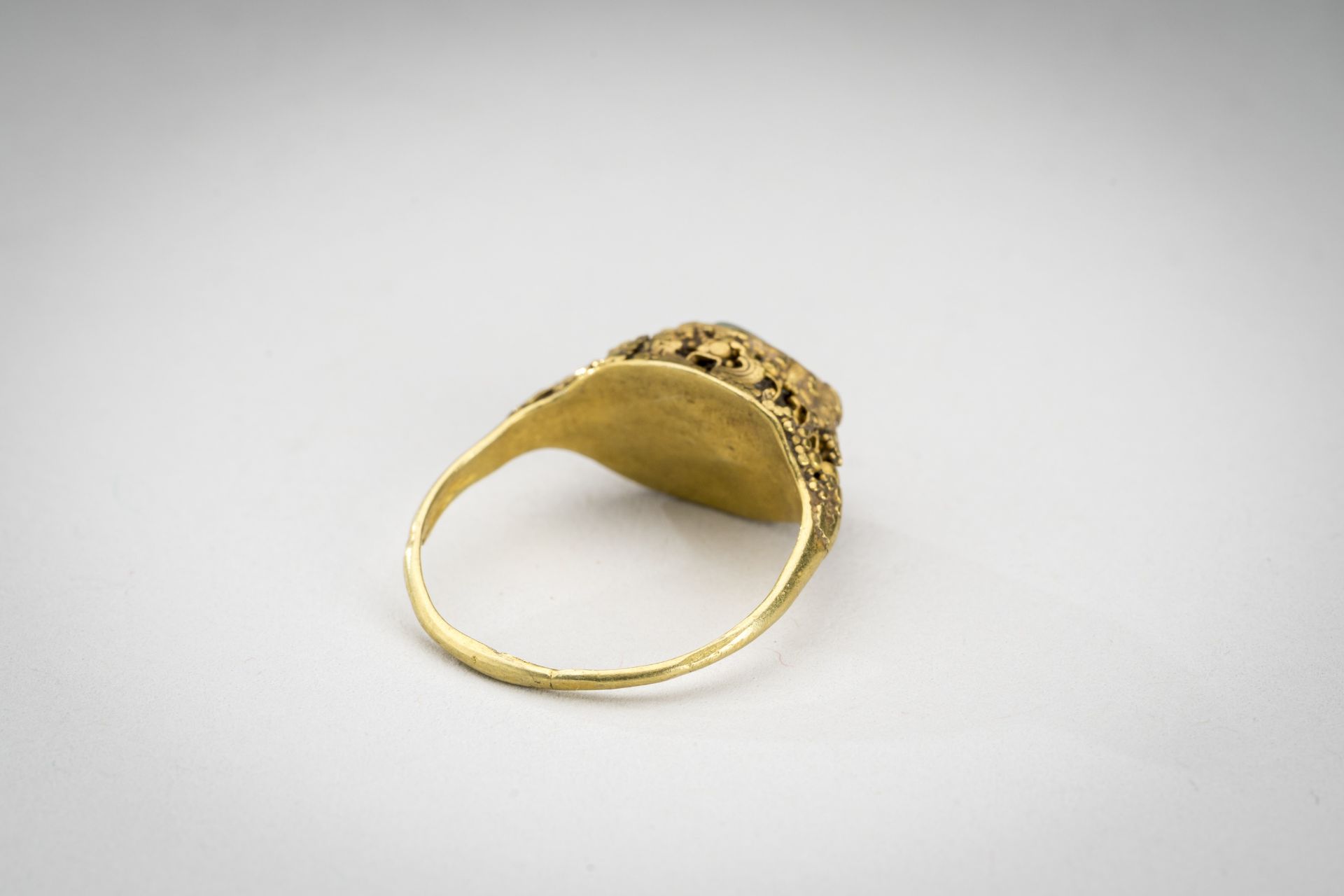 A BALINESE EMERALD-SET GOLD RING - Image 6 of 7