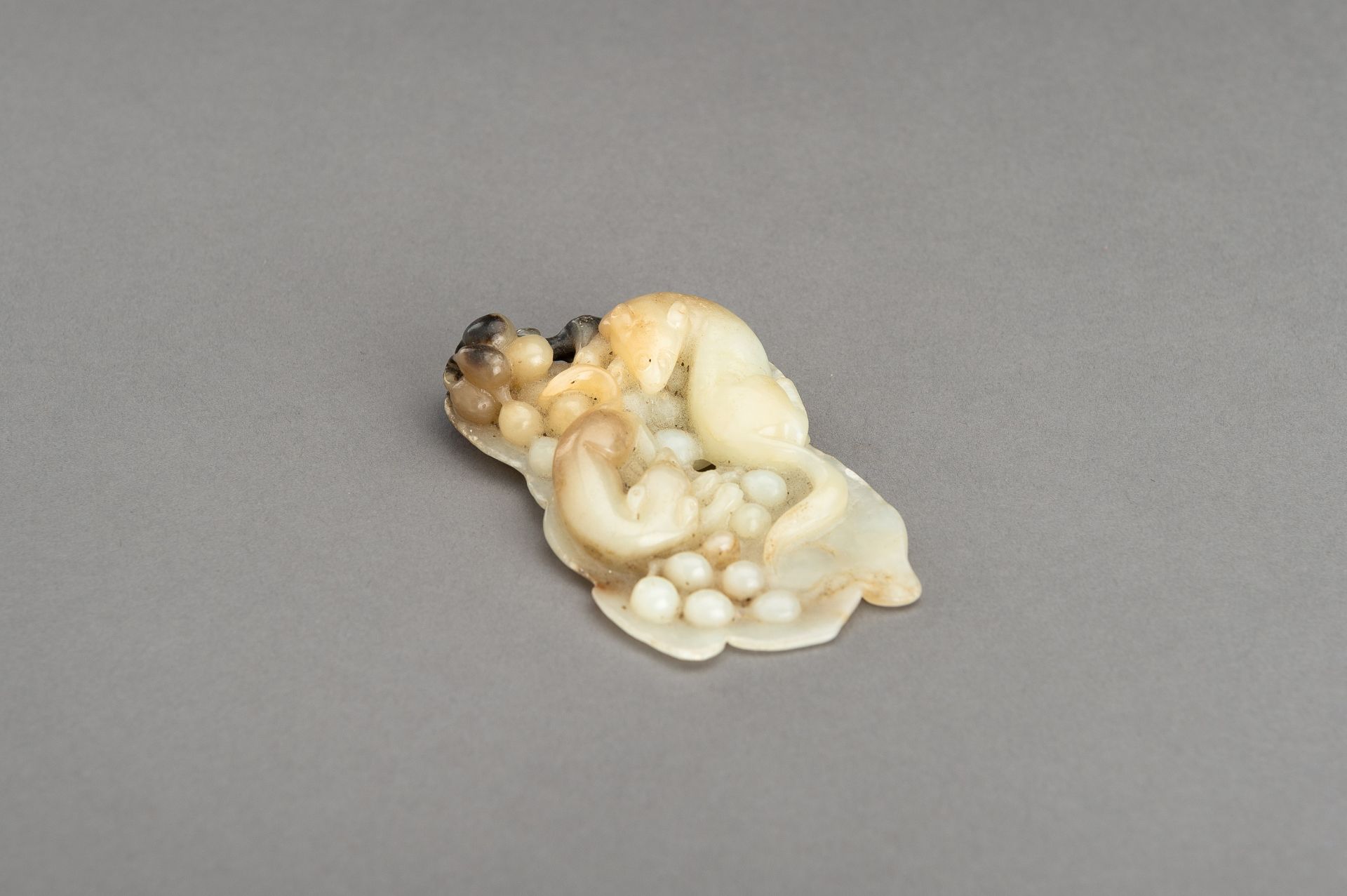 A WHITE AND RUSSET JADE PENDANT 'MONGOOSES ON GRAPES' - Bild 11 aus 15