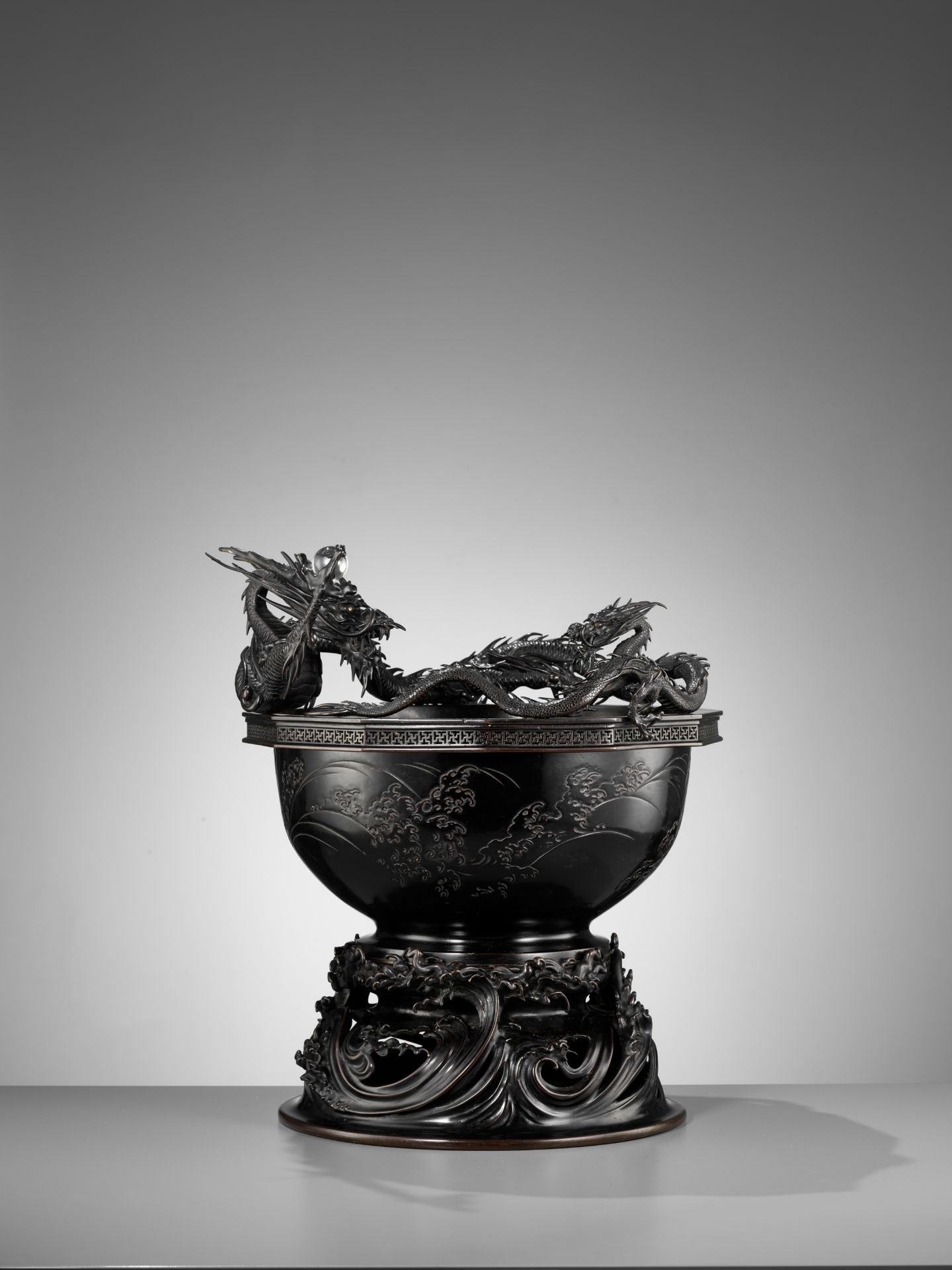 HIDEMITSU: A LARGE AND IMPRESSIVE BRONZE BOWL WITH TWO DRAGONS - Bild 6 aus 16