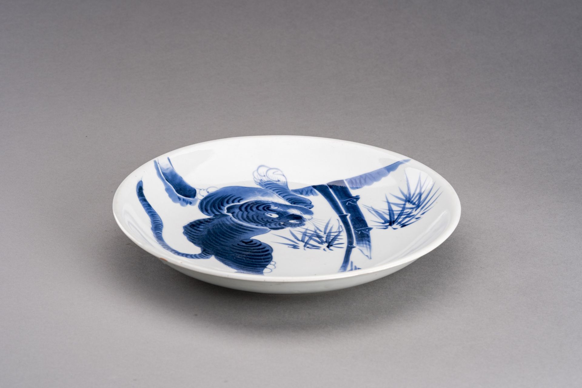 A BLUE AND WHITE ARITA IMARI PORCELAIN DISH 'TIGER AND BAMBOO', MEIJI - Image 2 of 7