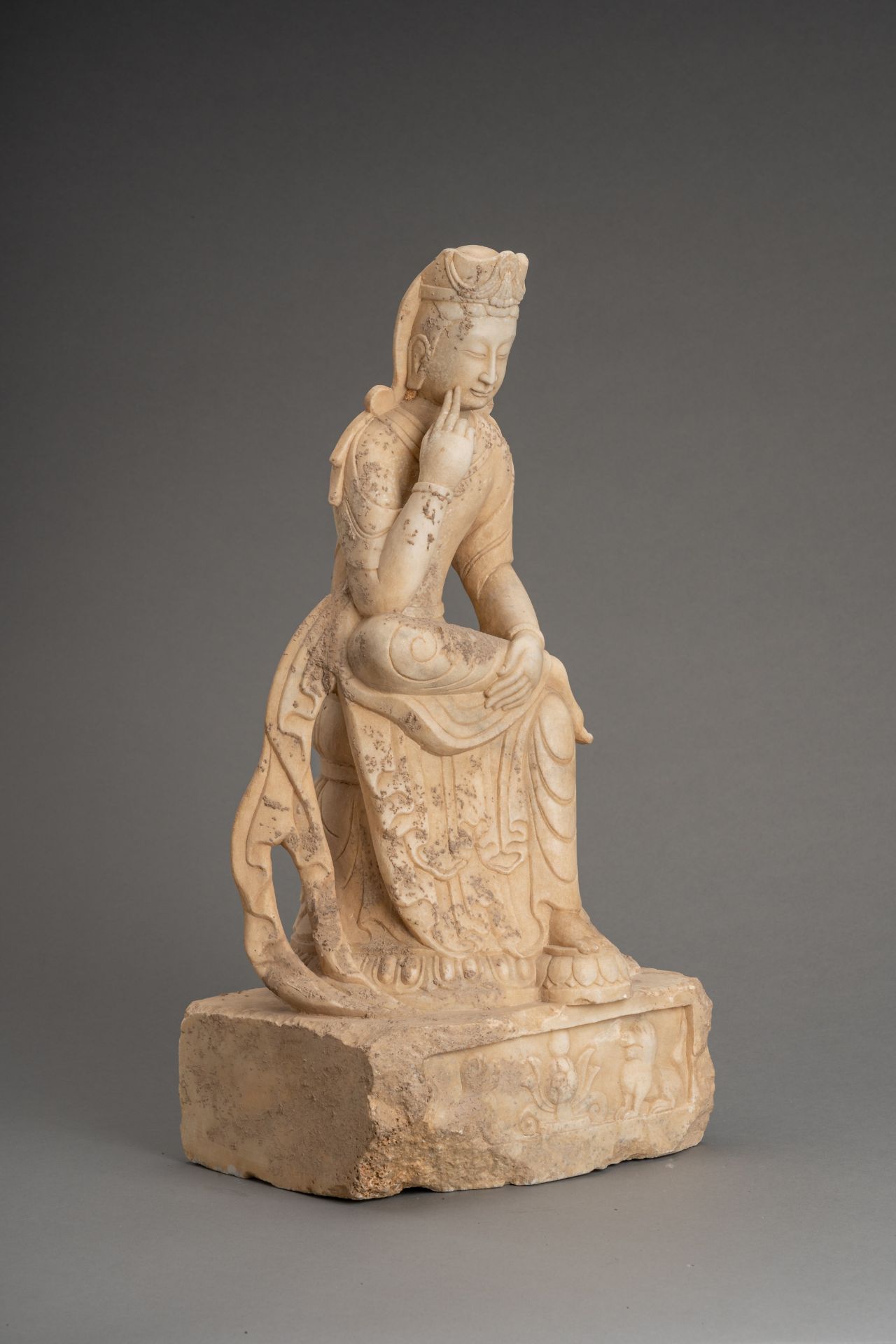 A NORTHERN QI STYLE MARBLE FIGURE OF GUANYIN - Bild 2 aus 7