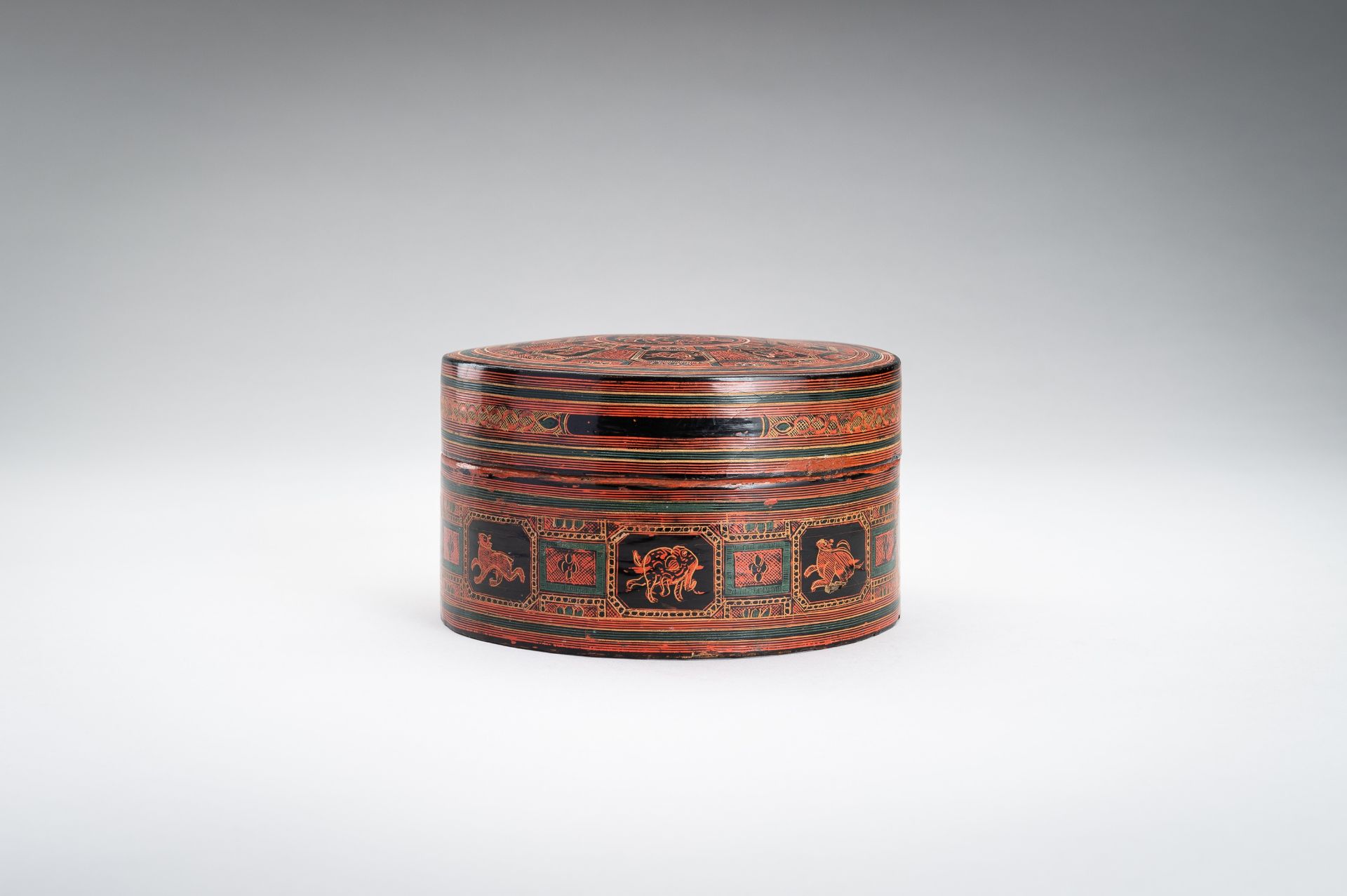 A BURMESE LACQUER BETEL BOX AND COVER, 1900s - Bild 13 aus 15