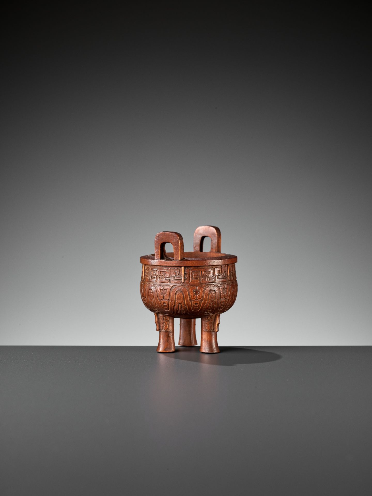 A BAMBOO 'ARCHAISTIC' MINIATURE TRIPOD CENSER, QING DYNASTY - Bild 6 aus 10