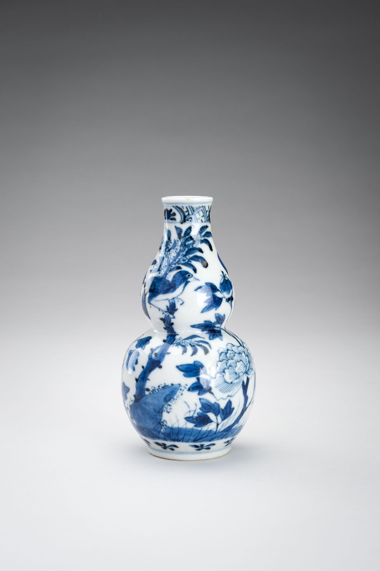A BLUE AND WHITE DOUBLE GOURD PORCELAIN VASE, 1900s - Image 2 of 11