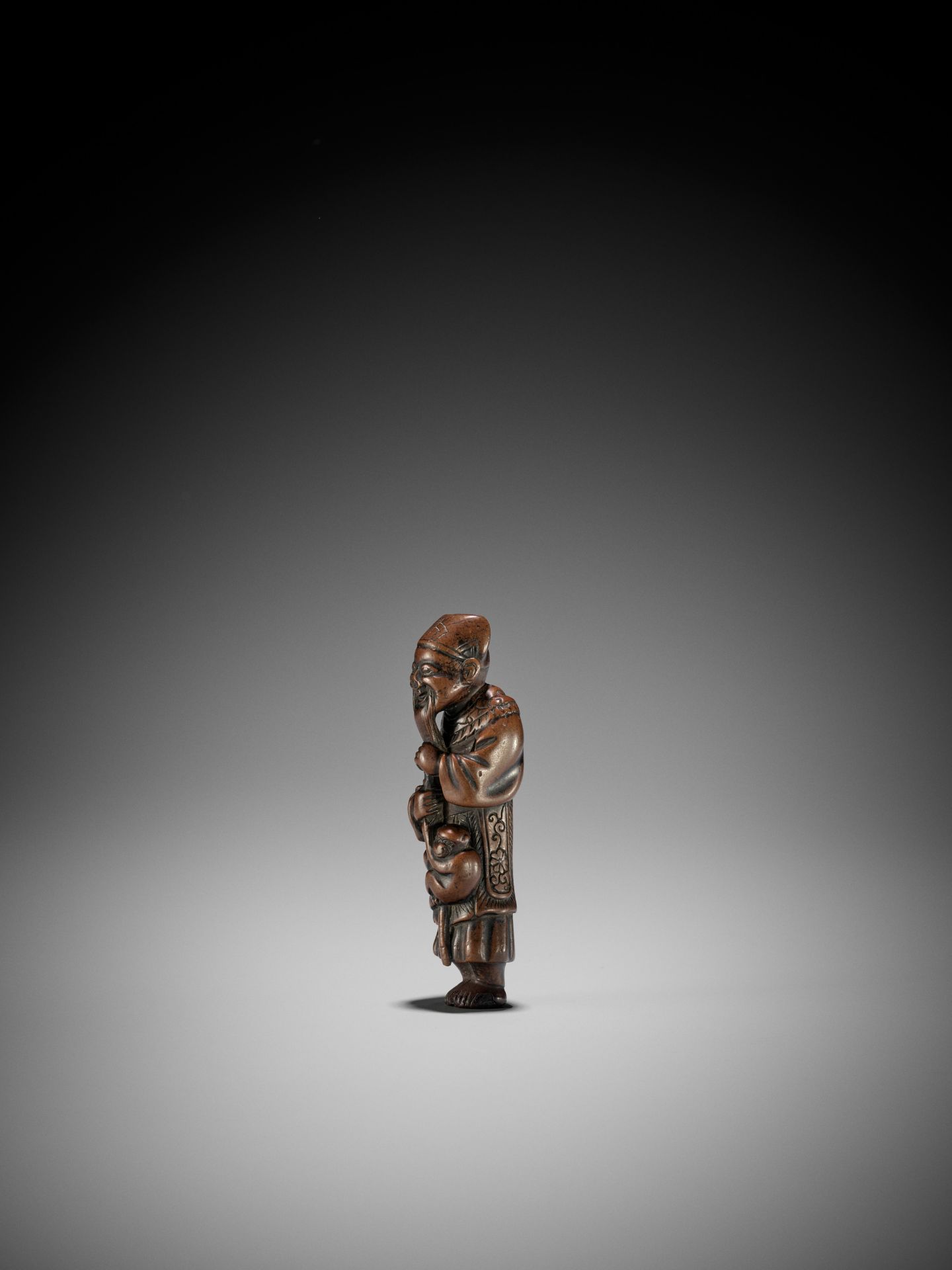 AN UNUSUAL WOOD NETSUKE OF A CHINESE SARUMAWASHI (MONKEY TRAINER) - Image 3 of 8