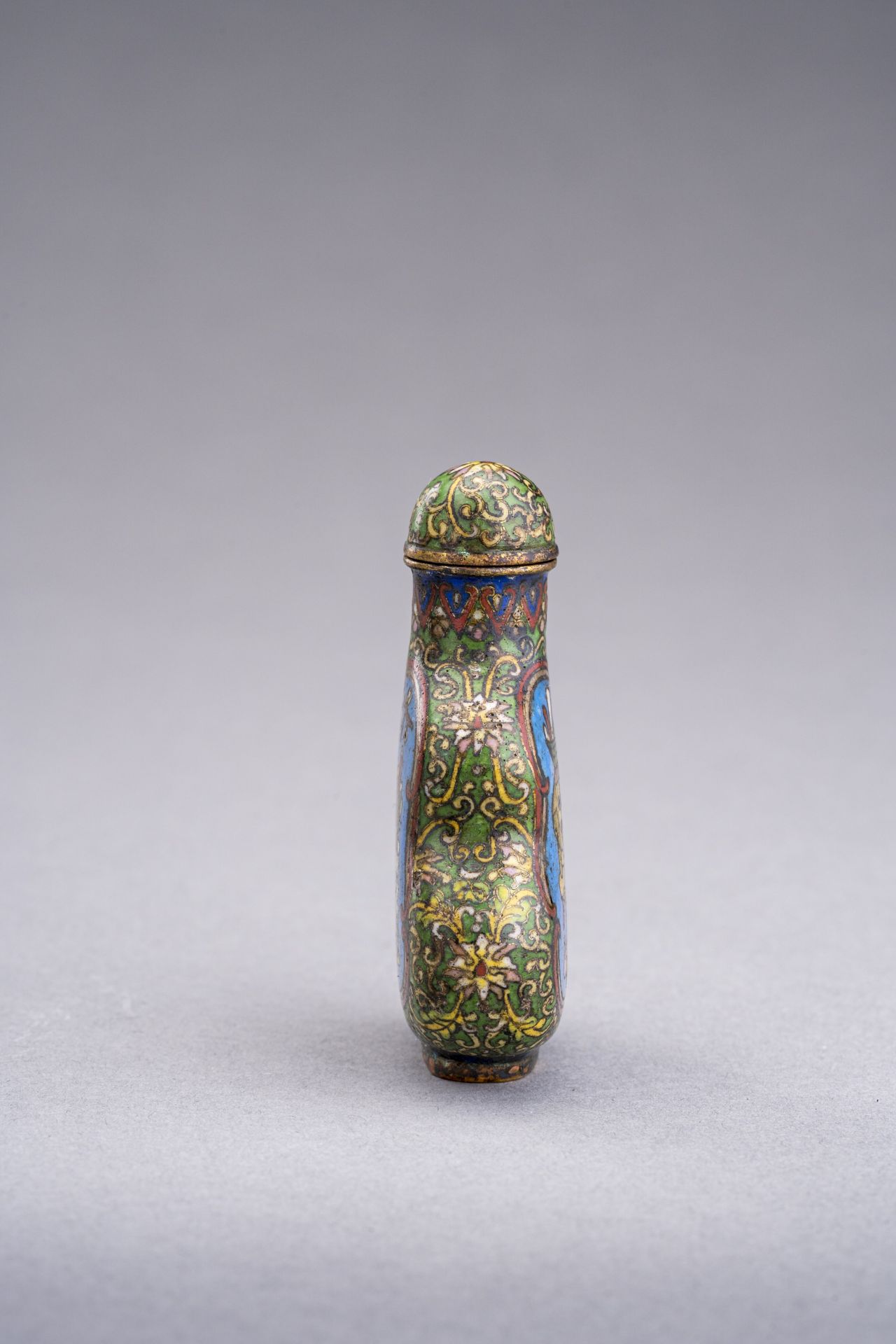A DOUBLE-GOURD CLOISSONNE SNUFF BOTTLE, QING DYNASTY - Image 2 of 6