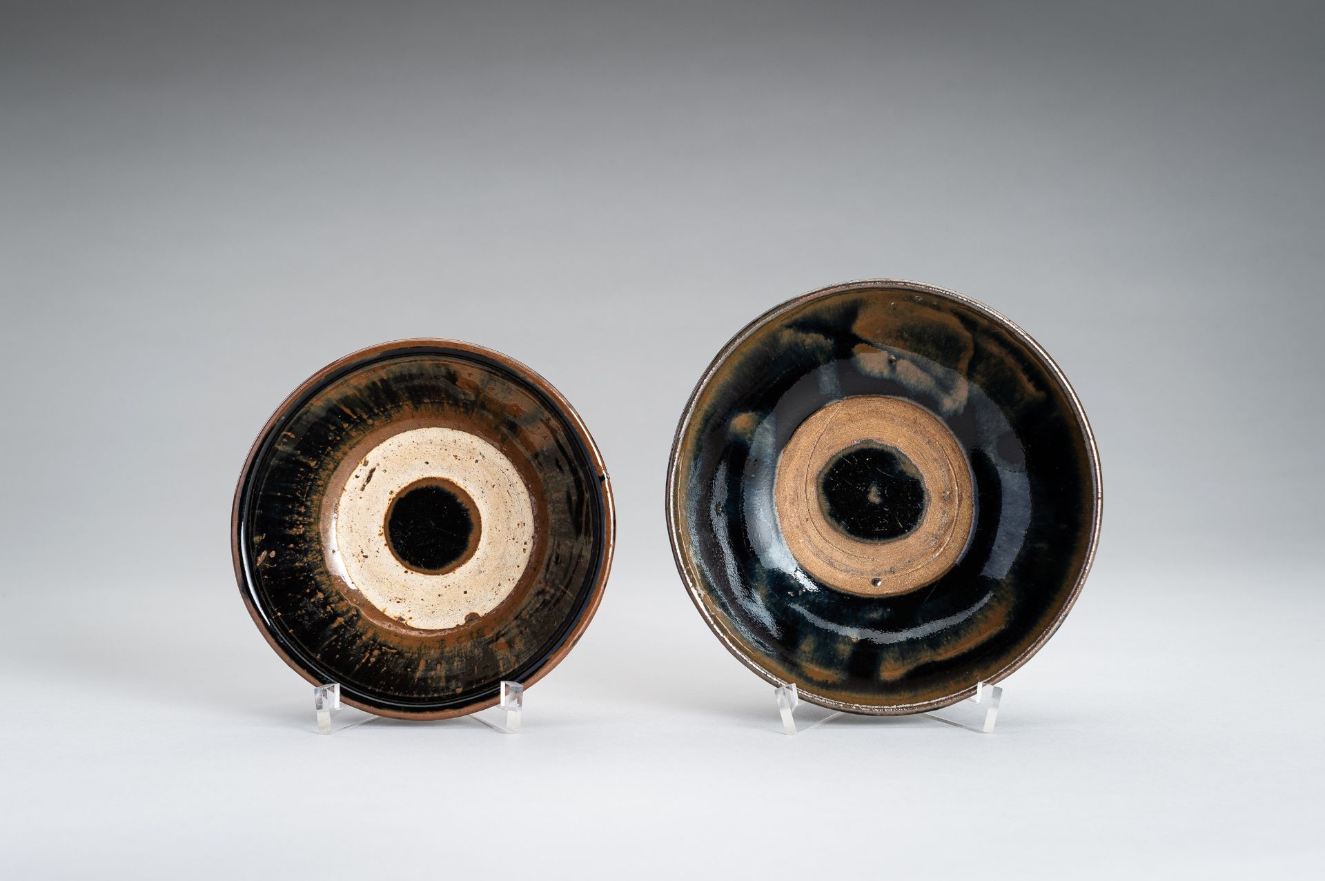 A LOT WITH TWO SONG STYLE BLACK AND BROWN GLAZED BOWLS - Bild 3 aus 13