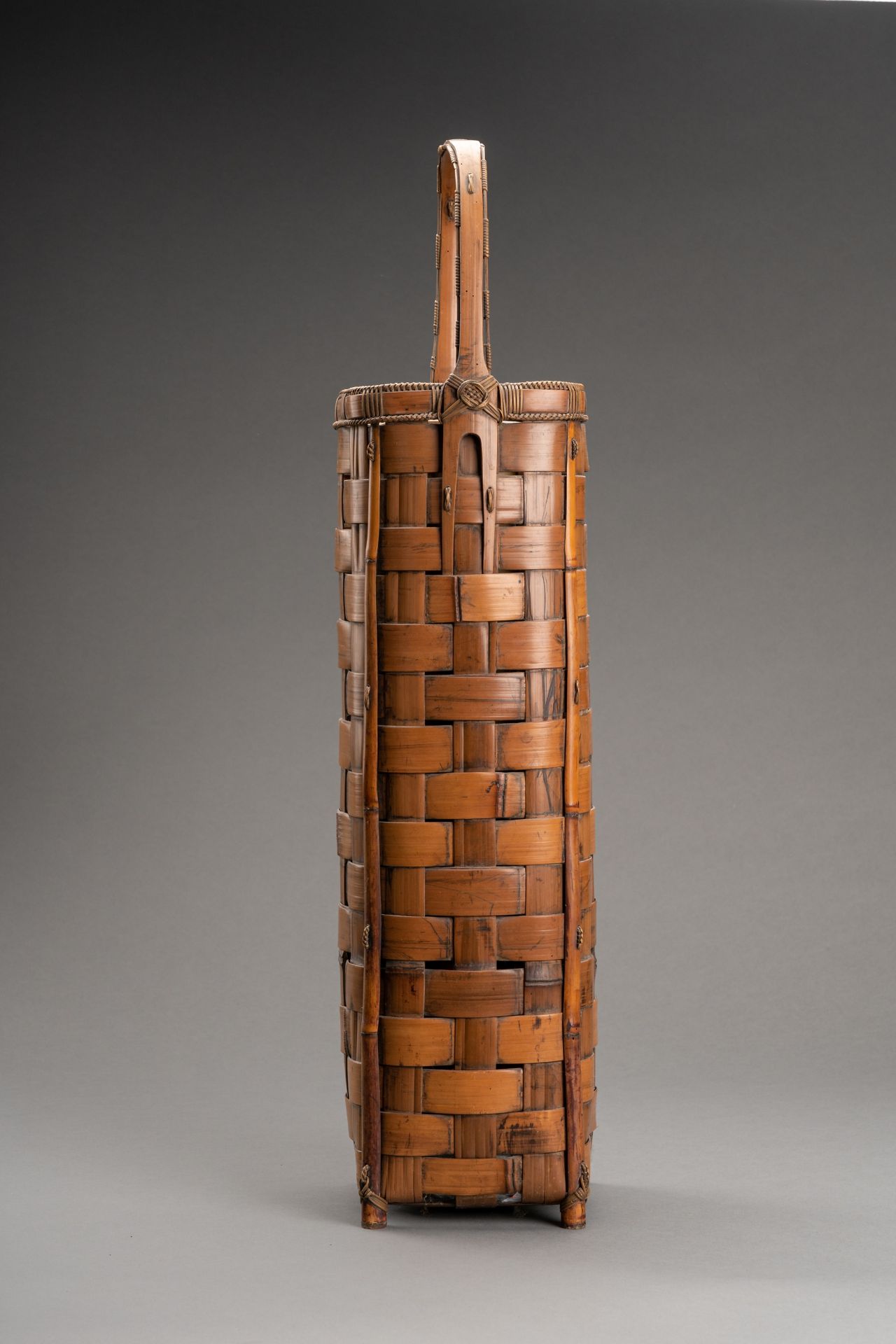 A TALL BAMBOO HANAKAGO FLOWER BASKET, MEIJI - Bild 6 aus 8