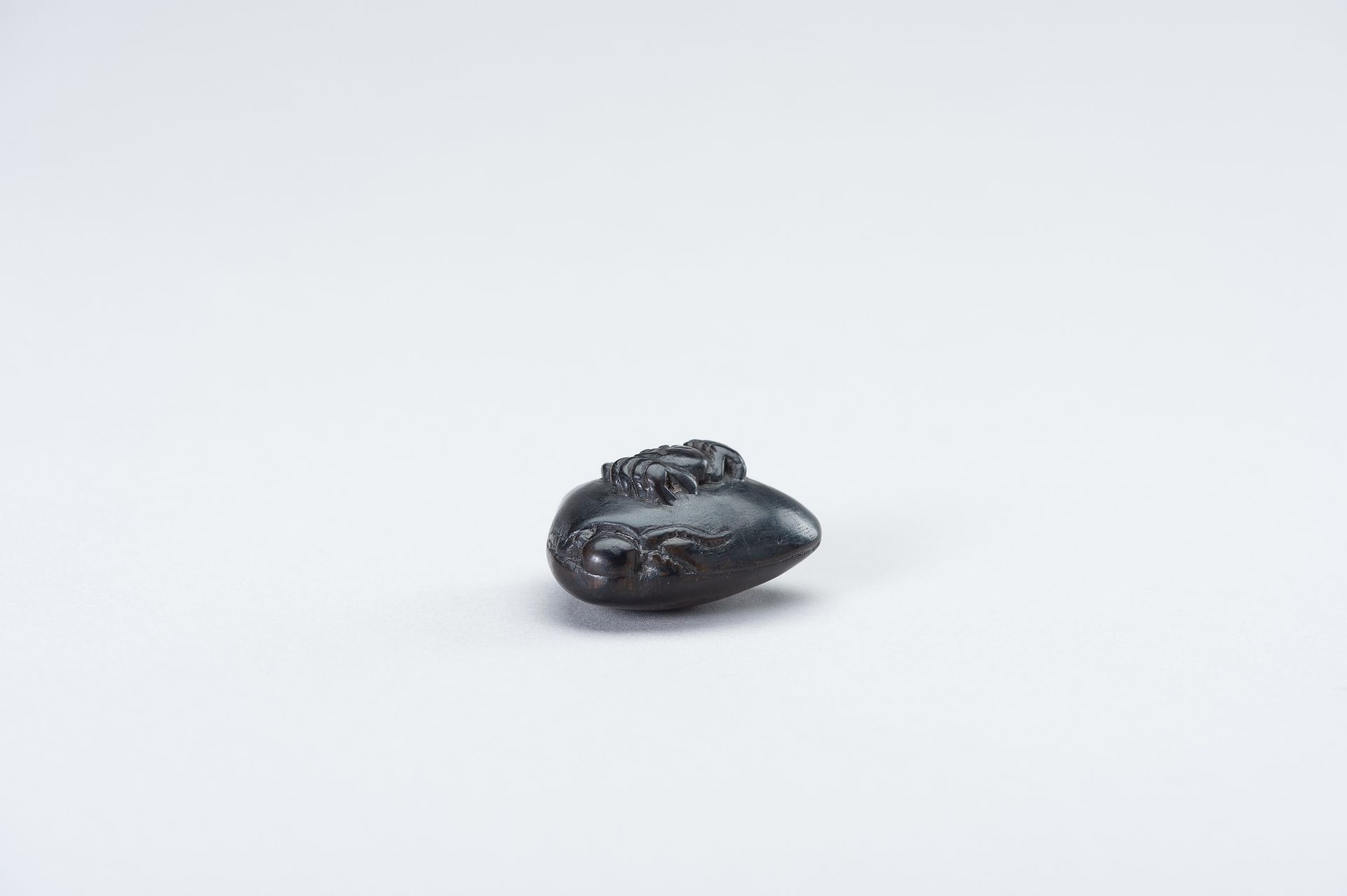 AN EBONY NETSUKE OF A HAMAGURI CLAM WITH CRAB AND OCTOPUS - Image 2 of 12