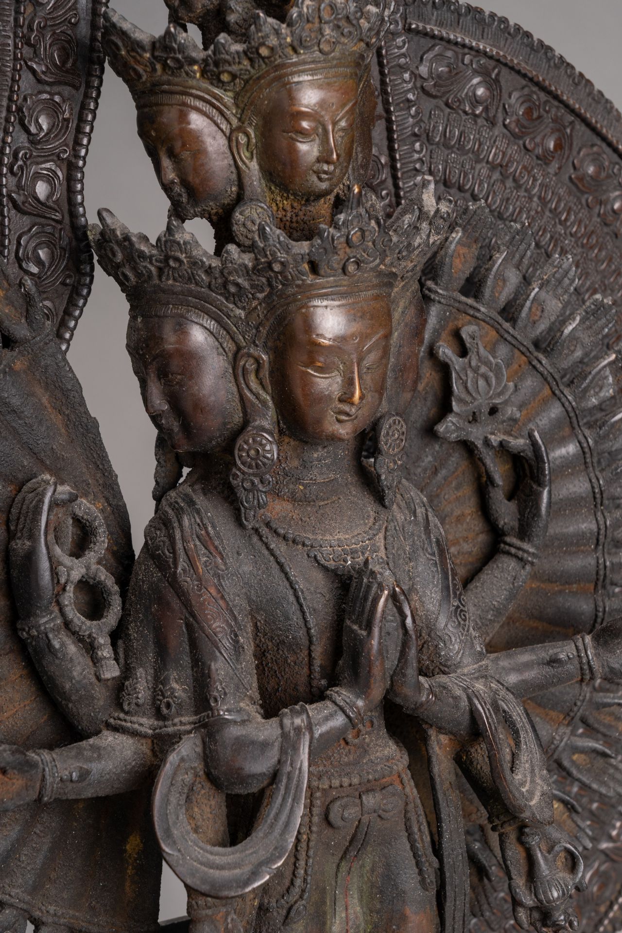 A LARGE BRONZE FIGURE OF AVALOKITESHVARA EKADASA MUKHA, c. 1900s - Bild 3 aus 8