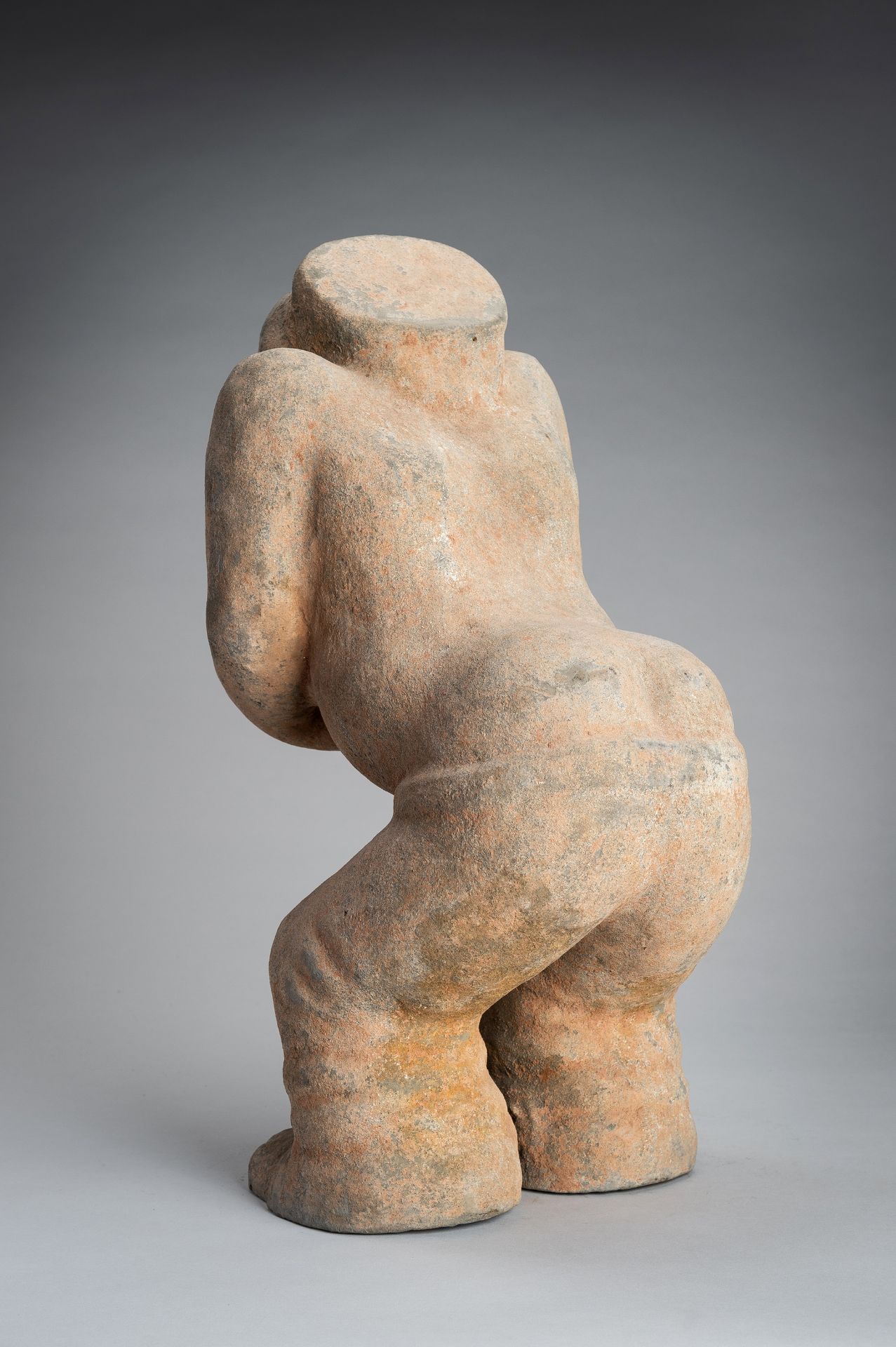 A HAN-STYLE TERRACOTTA FIGURE OF A SQUATTING DRUMMER - Bild 13 aus 16