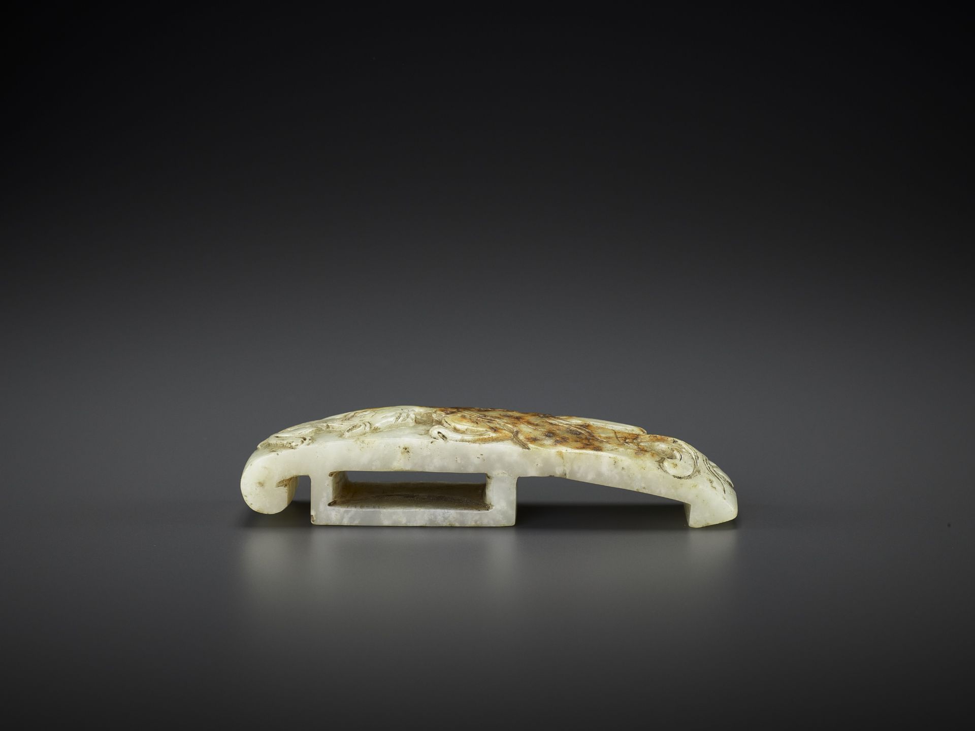 AN ARCHASITIC JADE SCABBARD SLIDE WITH DRAGON AMID CLOUDS, EARLY MING - Bild 7 aus 10
