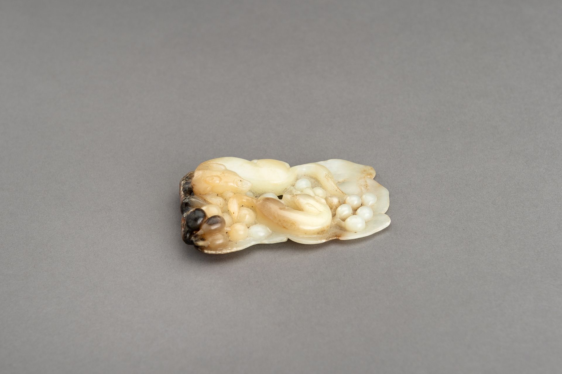 A WHITE AND RUSSET JADE PENDANT 'MONGOOSES ON GRAPES' - Bild 6 aus 15