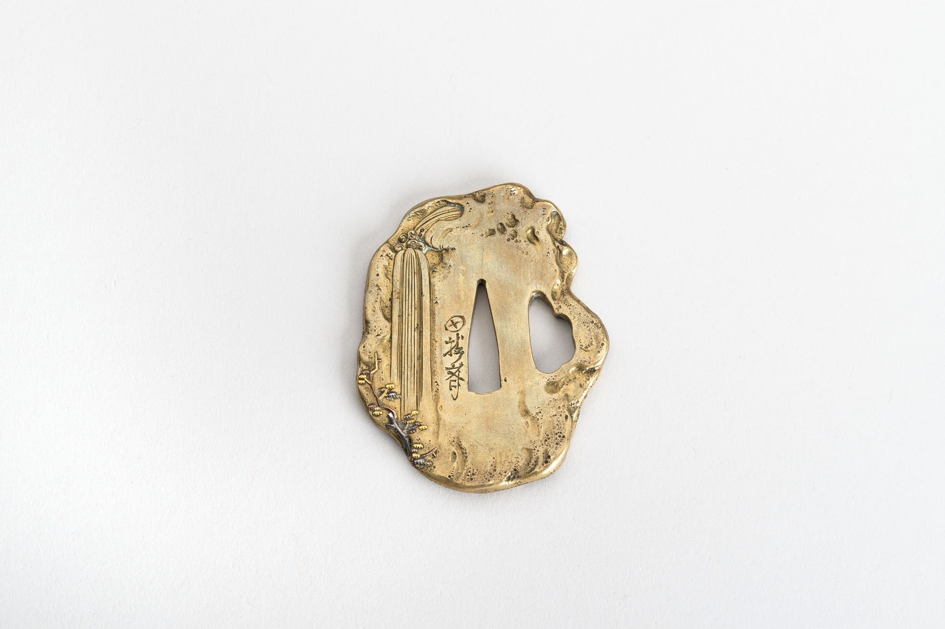 A GOLD, SILVER AND COPPER INLAID SENTOKU TSUBA DEPICTING IMMORTALS - Image 9 of 9