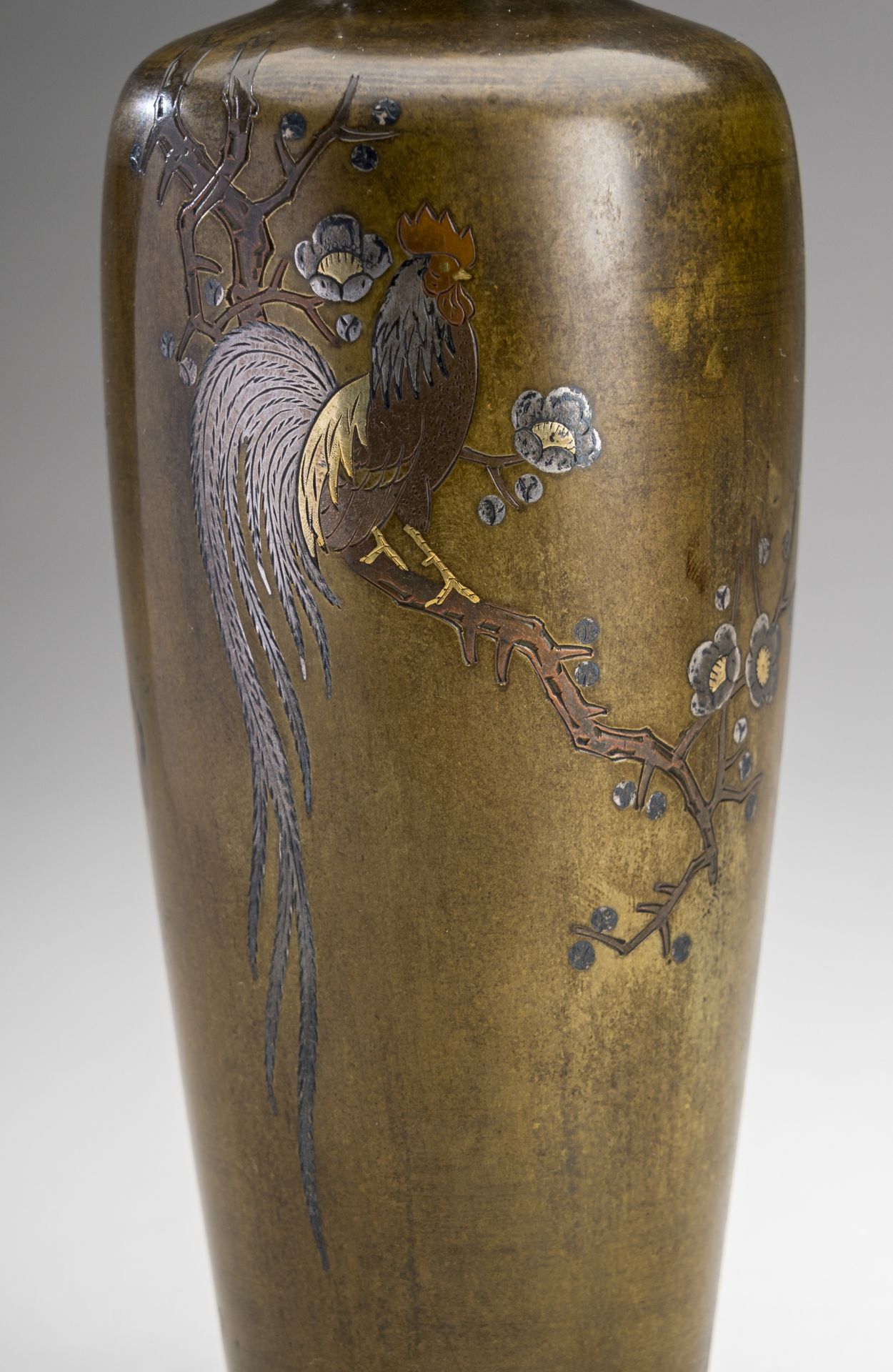 A LOT WITH TWO BRONZE VASES AND A CENSER WITH ROOSTERS, MEIJI - Bild 2 aus 10