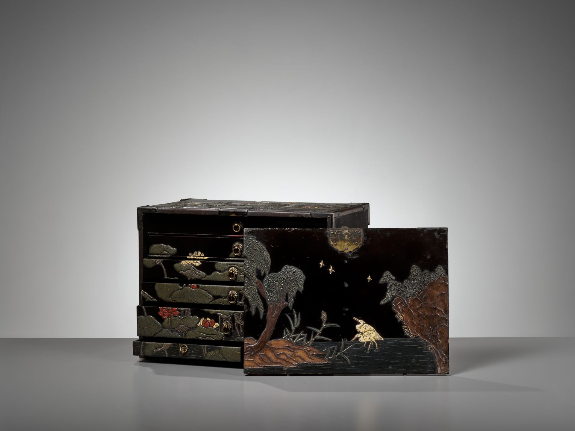 A RITSUO STYLE CERAMIC-INLAID AND LACQUERED WOOD KODANSU (CABINET) WITH A LOTUS POND AND EGRETS - Image 3 of 14