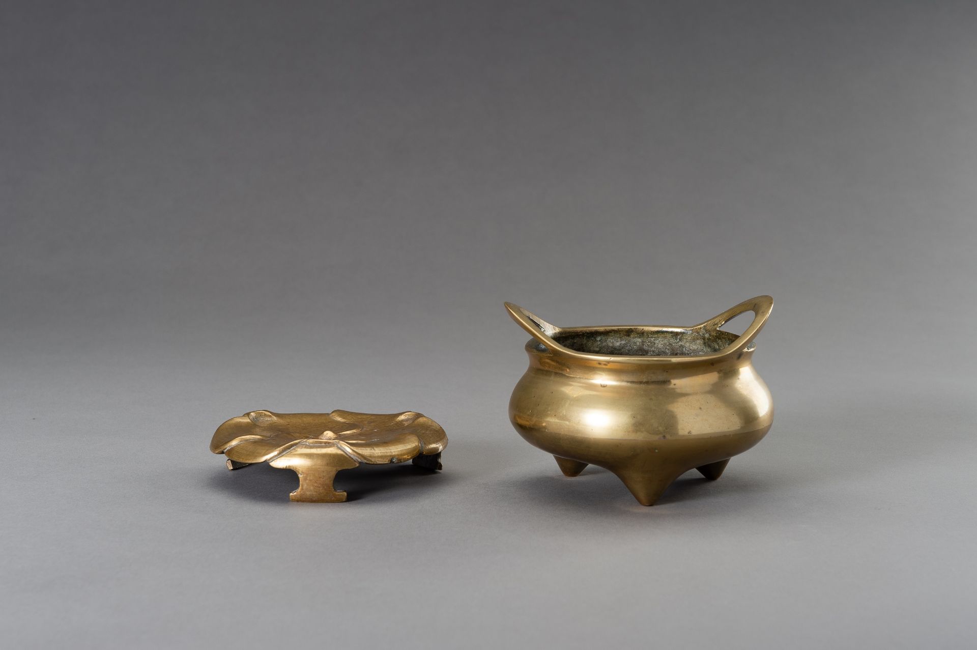 A GILT BRONZE TRIPOD CENSER WITH MATCHING STAND - Image 7 of 10