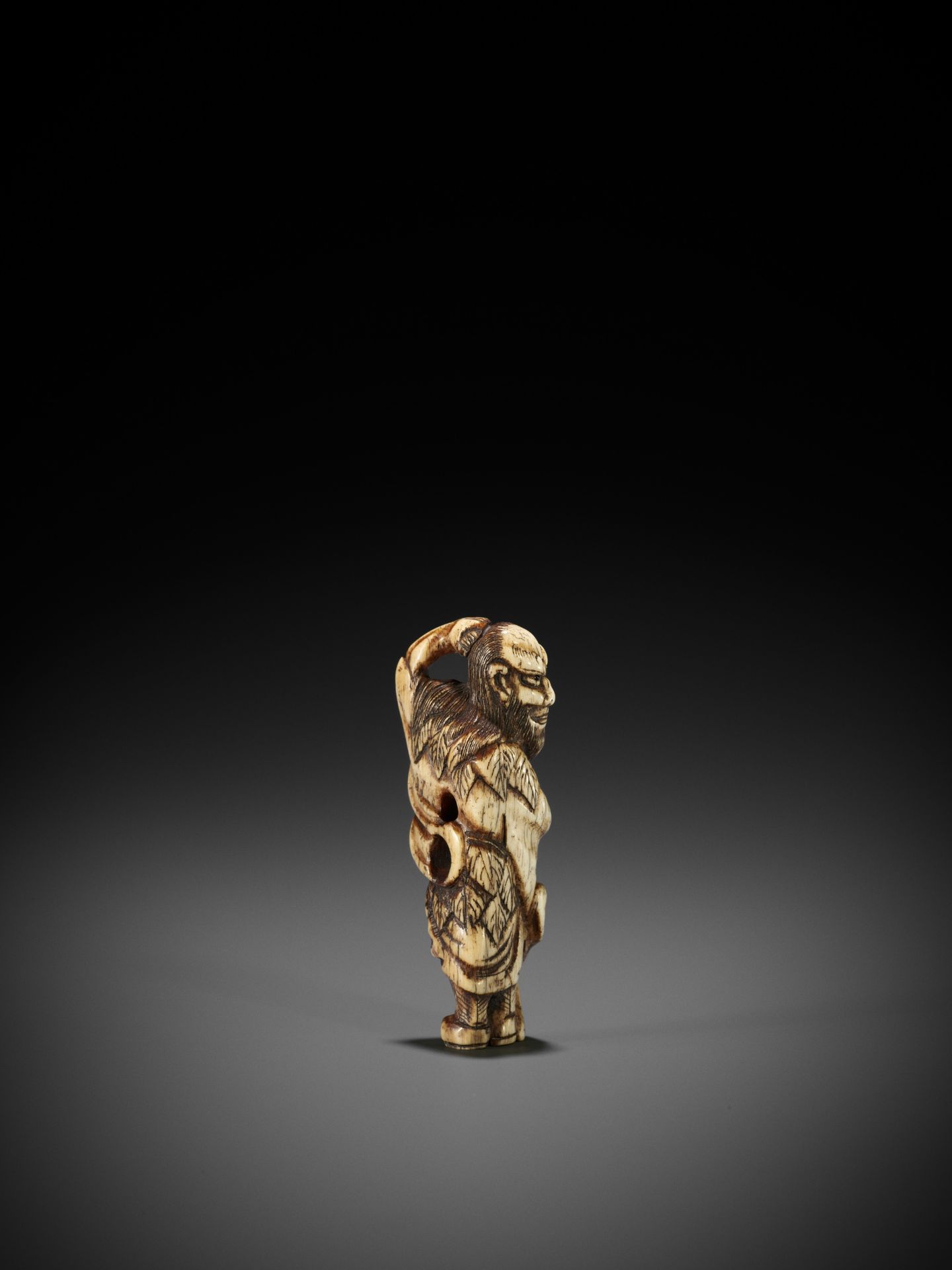 A STAG ANTLER NETSUKE OF TEKKAI SENNIN - Bild 9 aus 11