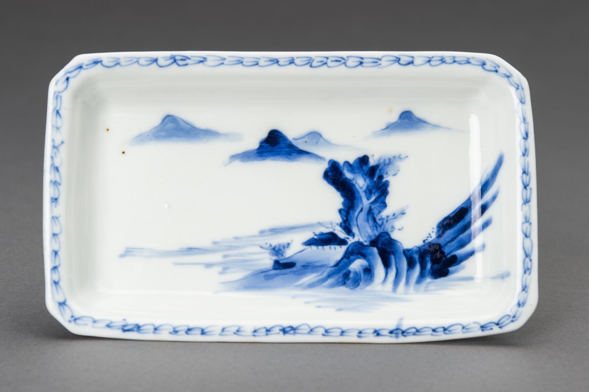 A SMALL BLUE AND WHITE 'MOUNTAIN AND RIVER' PORCELAIN TRAY, 19th CENTURY - Image 2 of 10