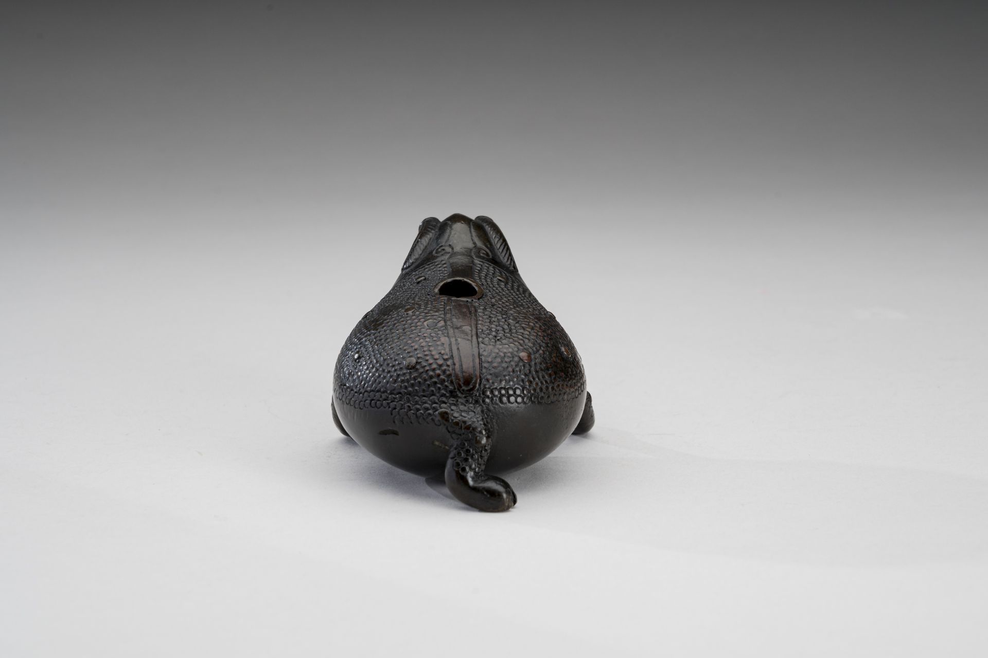 A BRONZE WATER DROPPER IN THE SHAPE OF GAMA SENNIN'S TOAD - Image 8 of 10