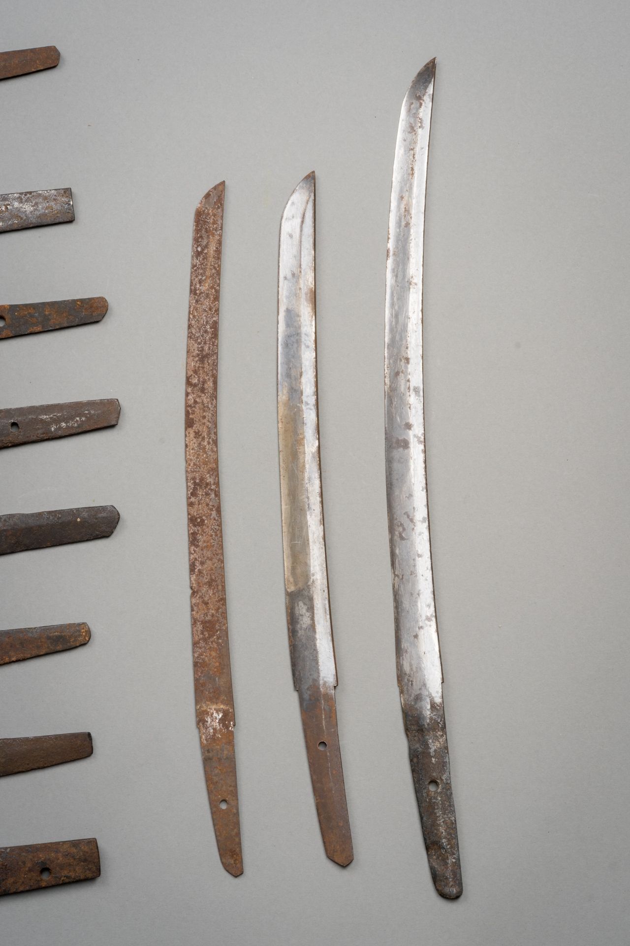 A COLLECTION WITH FIFTEEN SWORD BLADES - Image 3 of 7