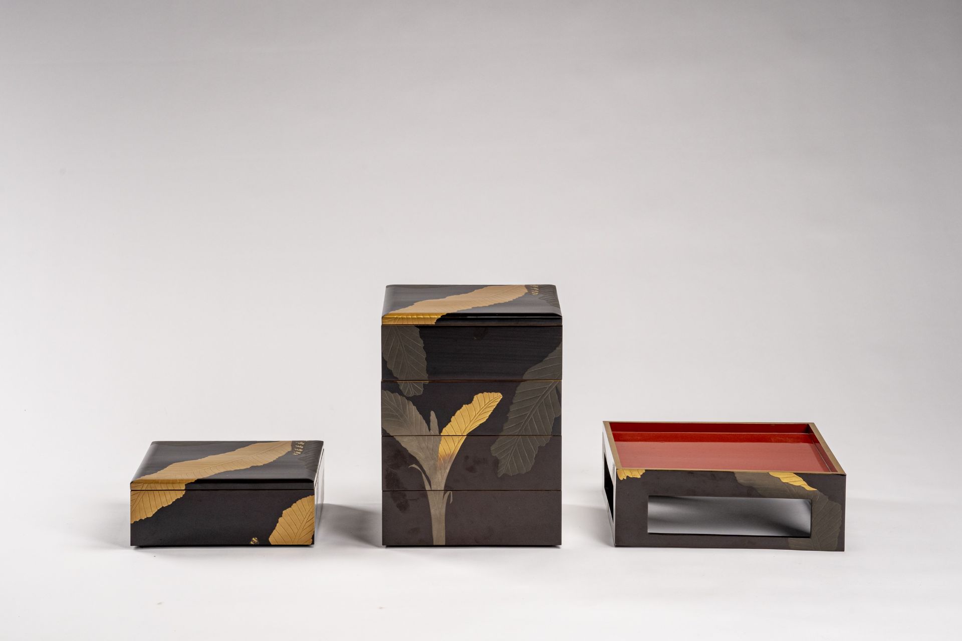 A LACQUERED BENTO BOX SET WITH TRAY - Bild 3 aus 12