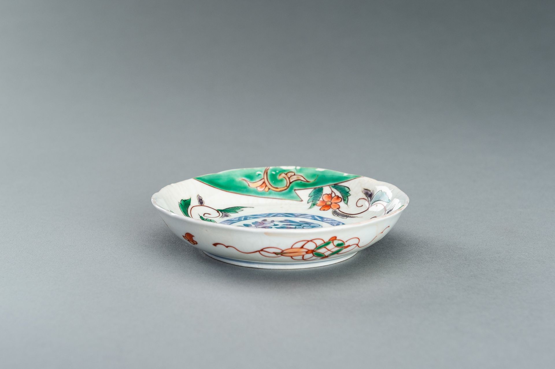 A WUCAI 'FLORAL' DISH, QING DYNASTY - Image 4 of 8